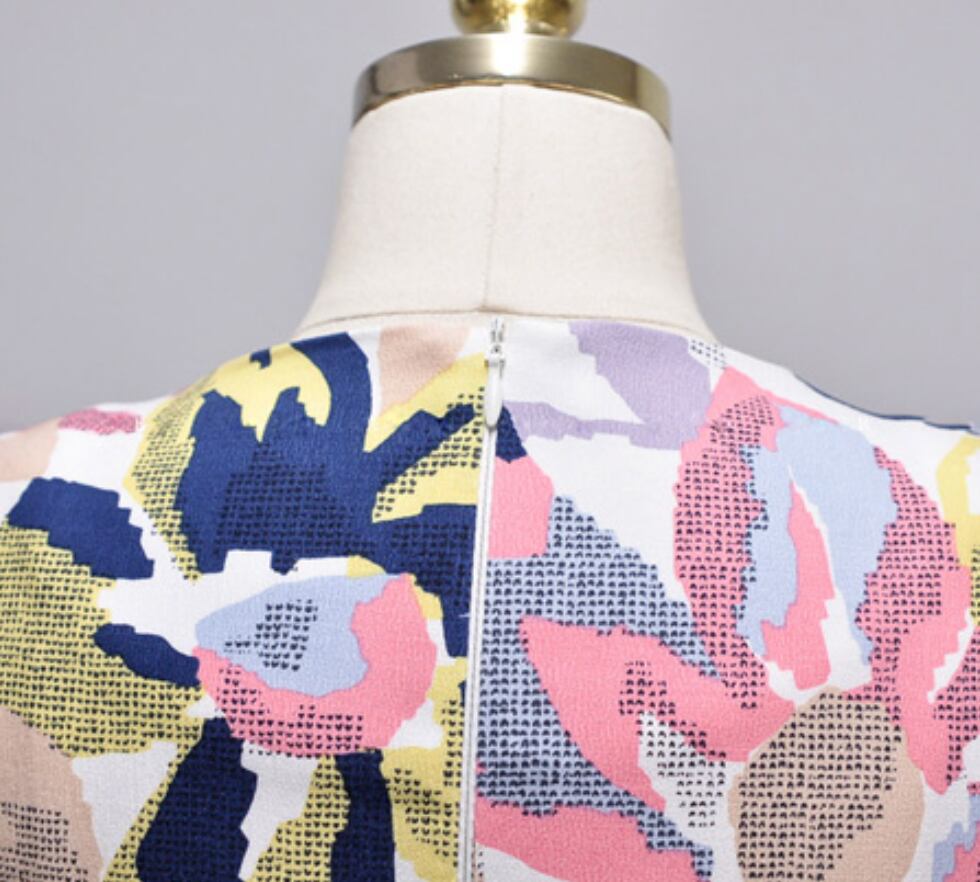 背中のチャック部分