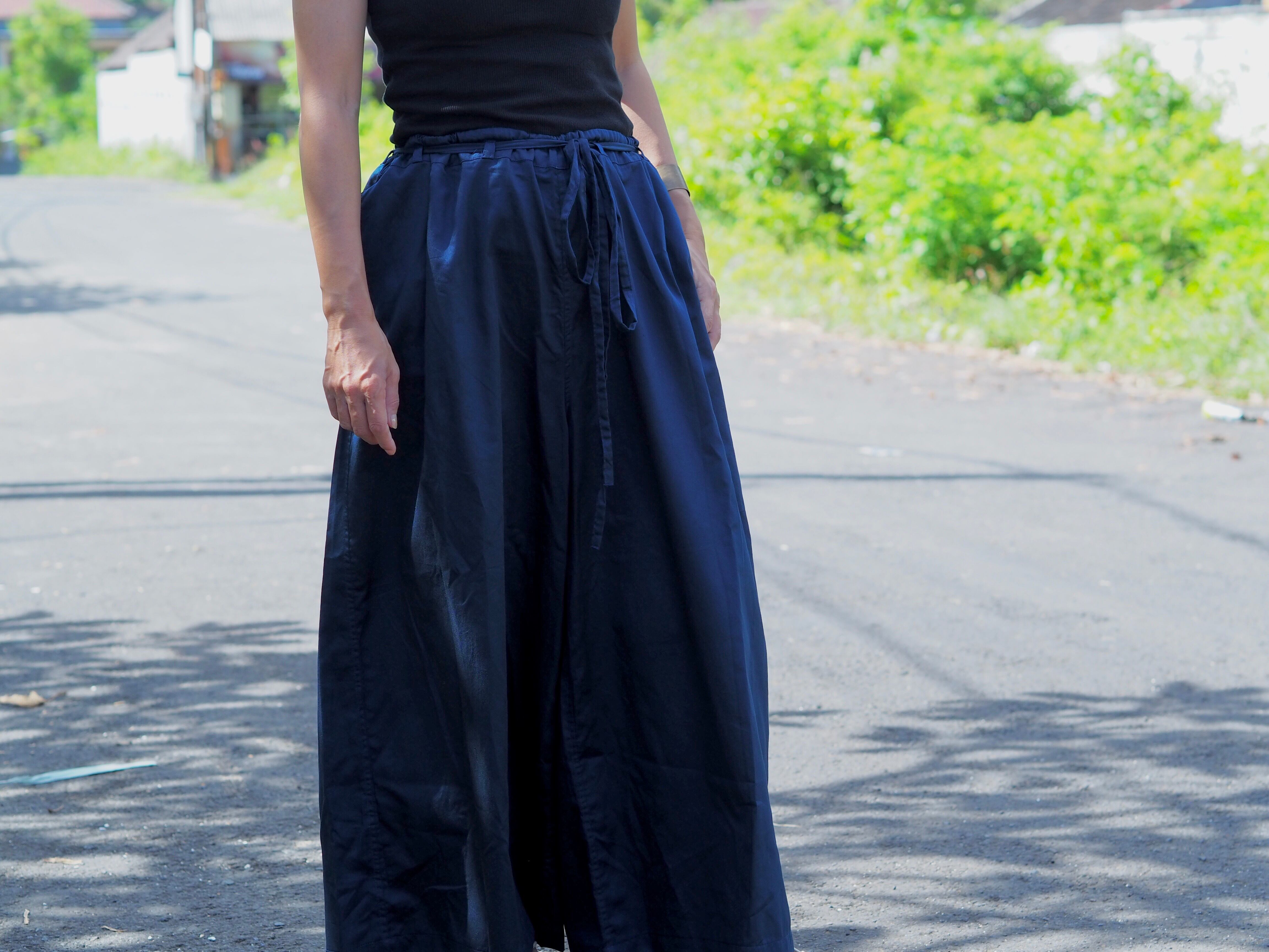 ウエストは紐で調節できます。