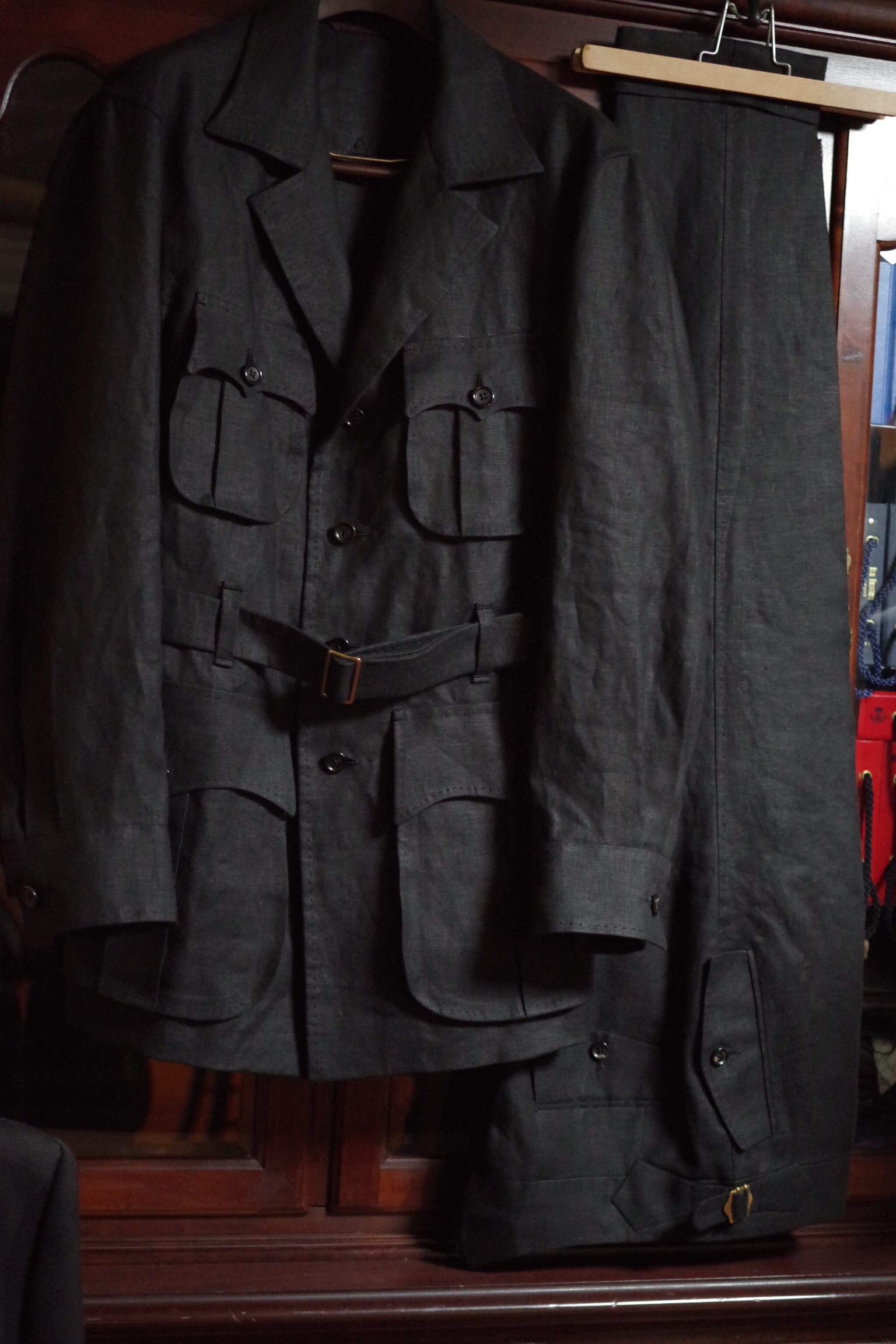 グルカ仕様のトラウザーズとのセットアップでお仕立てした1枚