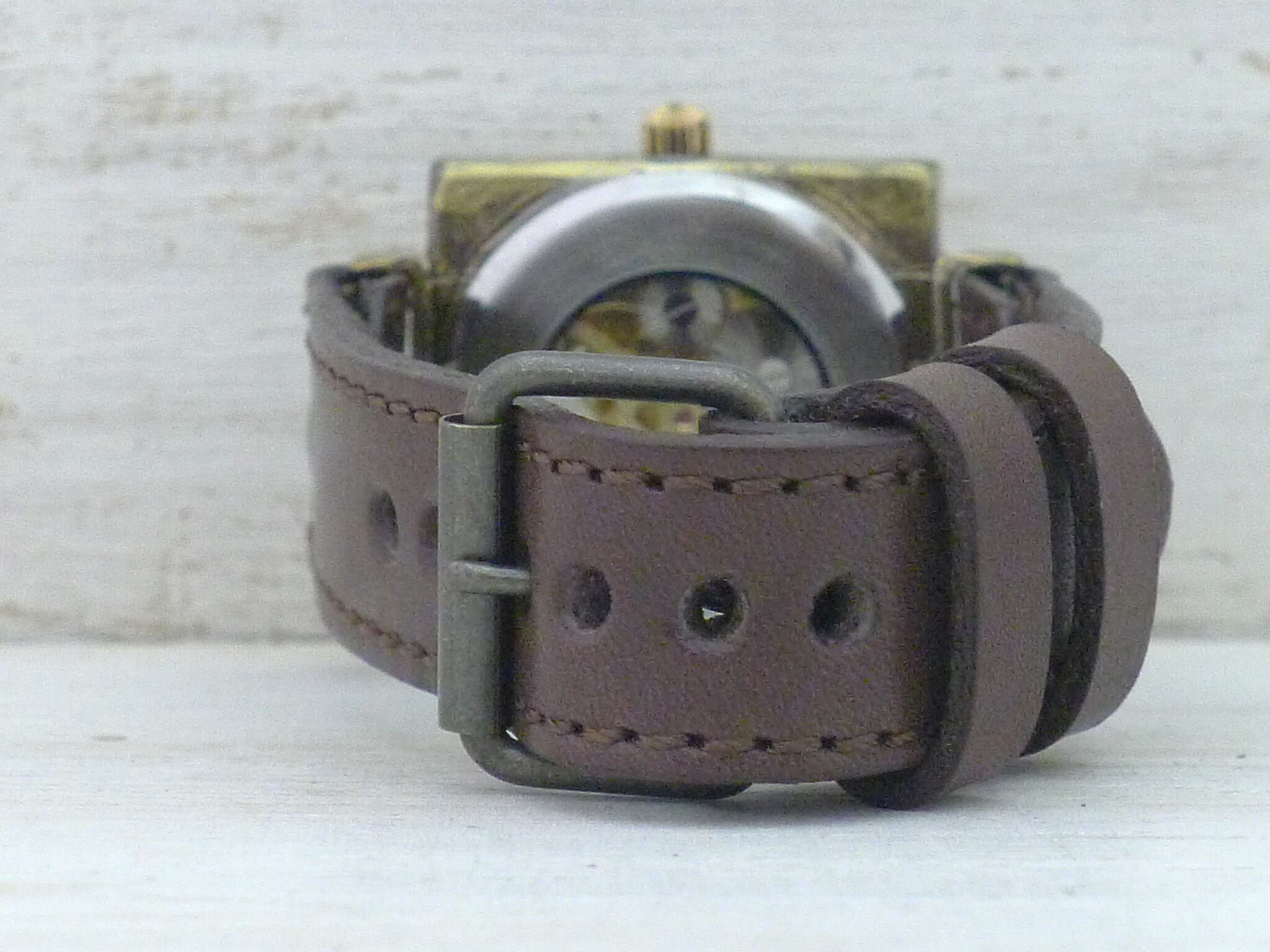 ベルトにはミシンでステッチを入れています