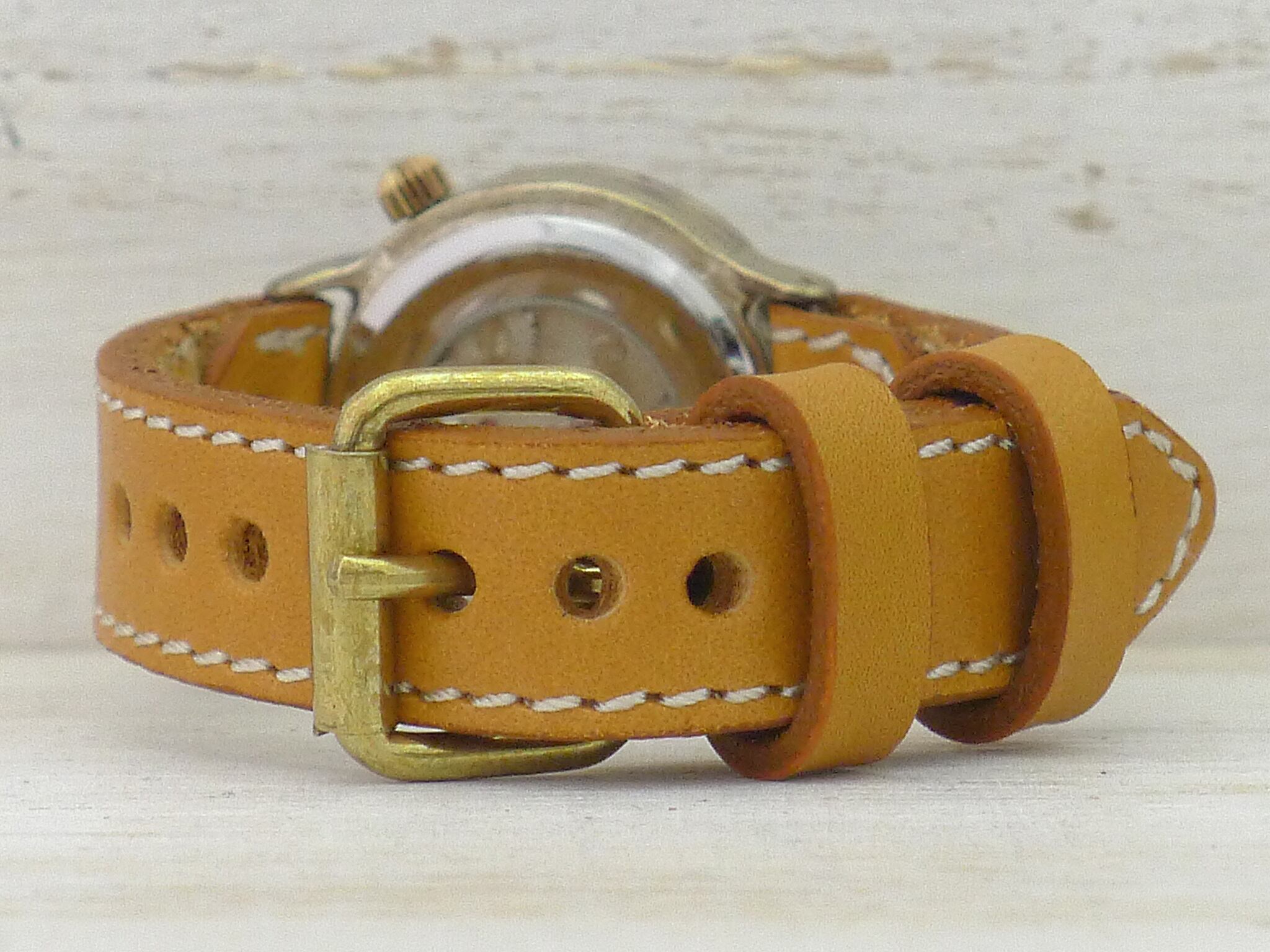 ベルトにはミシンでステッチを入れています