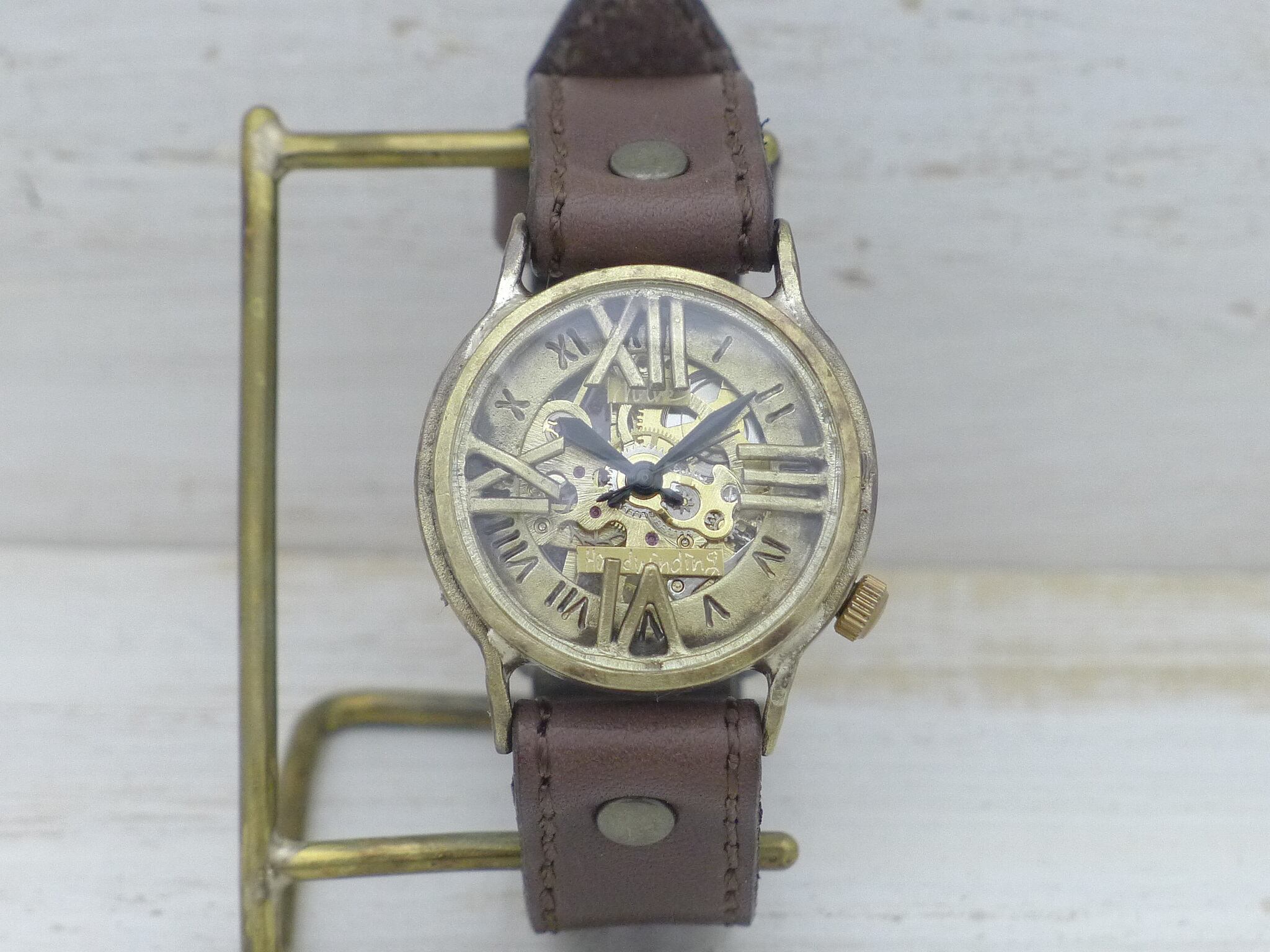 真鍮ケース、手巻きムーブメントがマッチしています