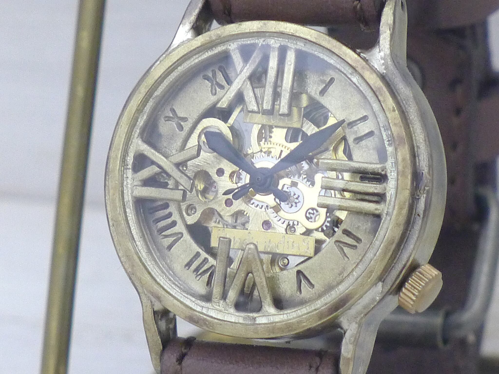 12(Ⅻ)、3(Ⅲ)、6(Ⅵ)、9(Ⅸ)が針の上に浮いたフローティングインデックス