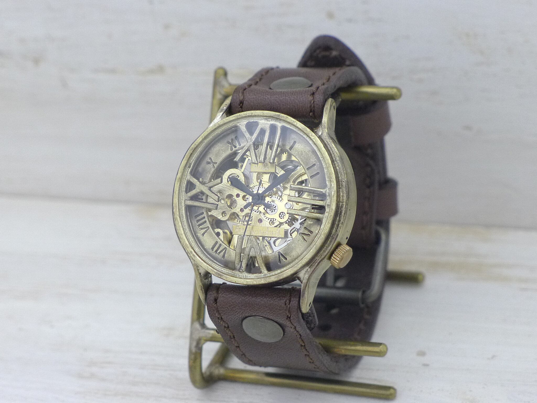 真鍮ケース、手巻きムーブメントがマッチしています