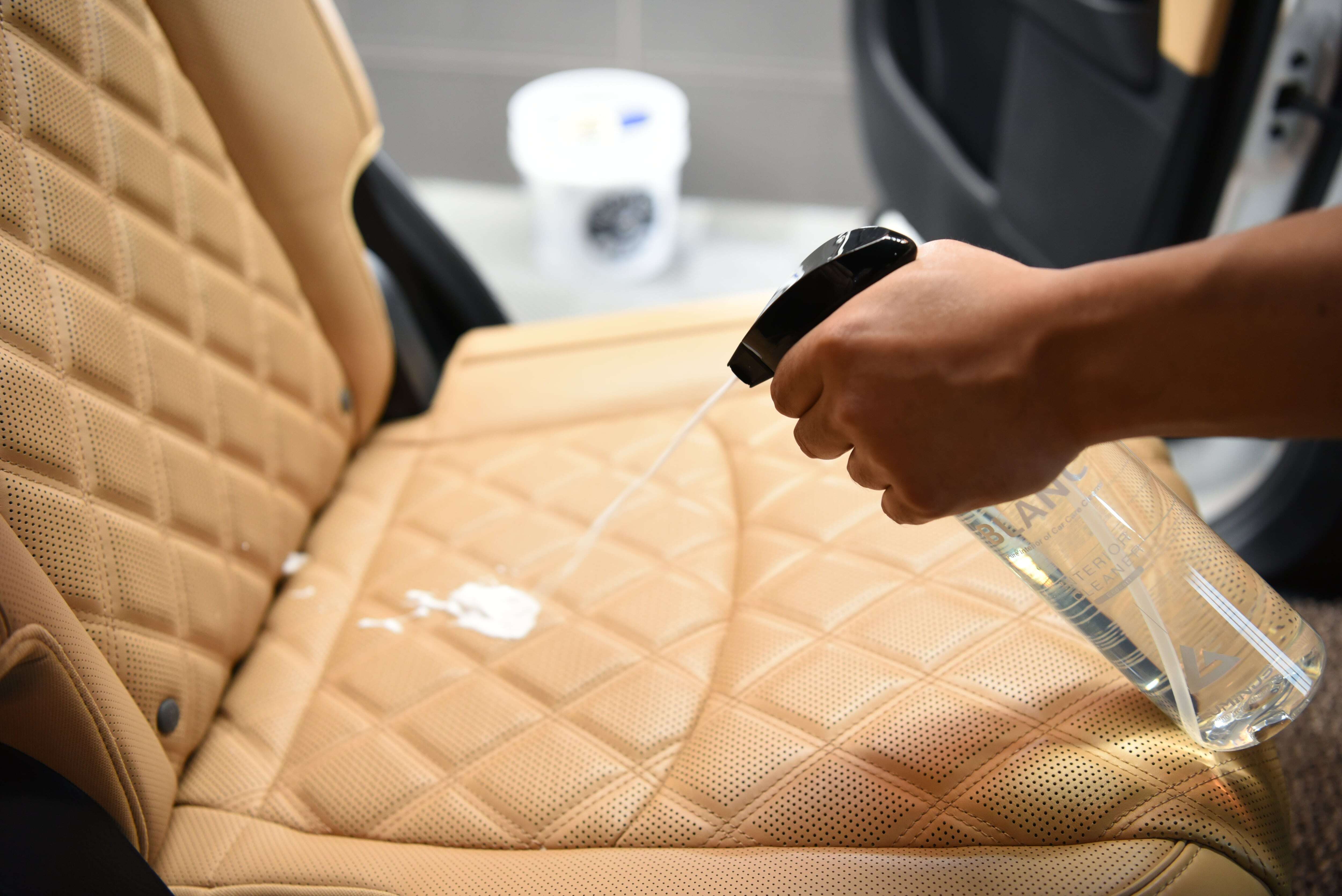 １ 施工箇所に本製品を適量吹き付けます。  付属のノズルでスプレー噴射と泡噴射の切り替えが可能です。