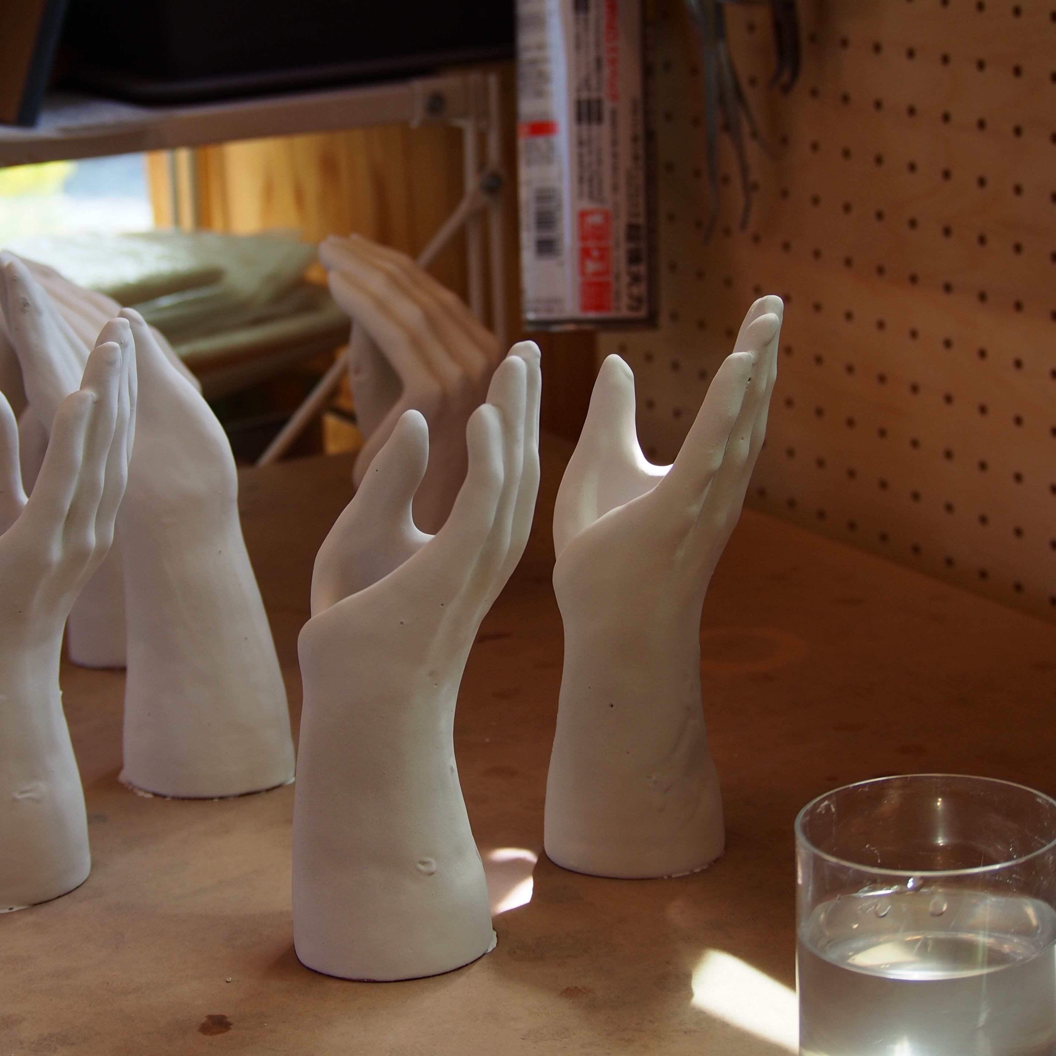 釉薬をかけるとマットな白色に。