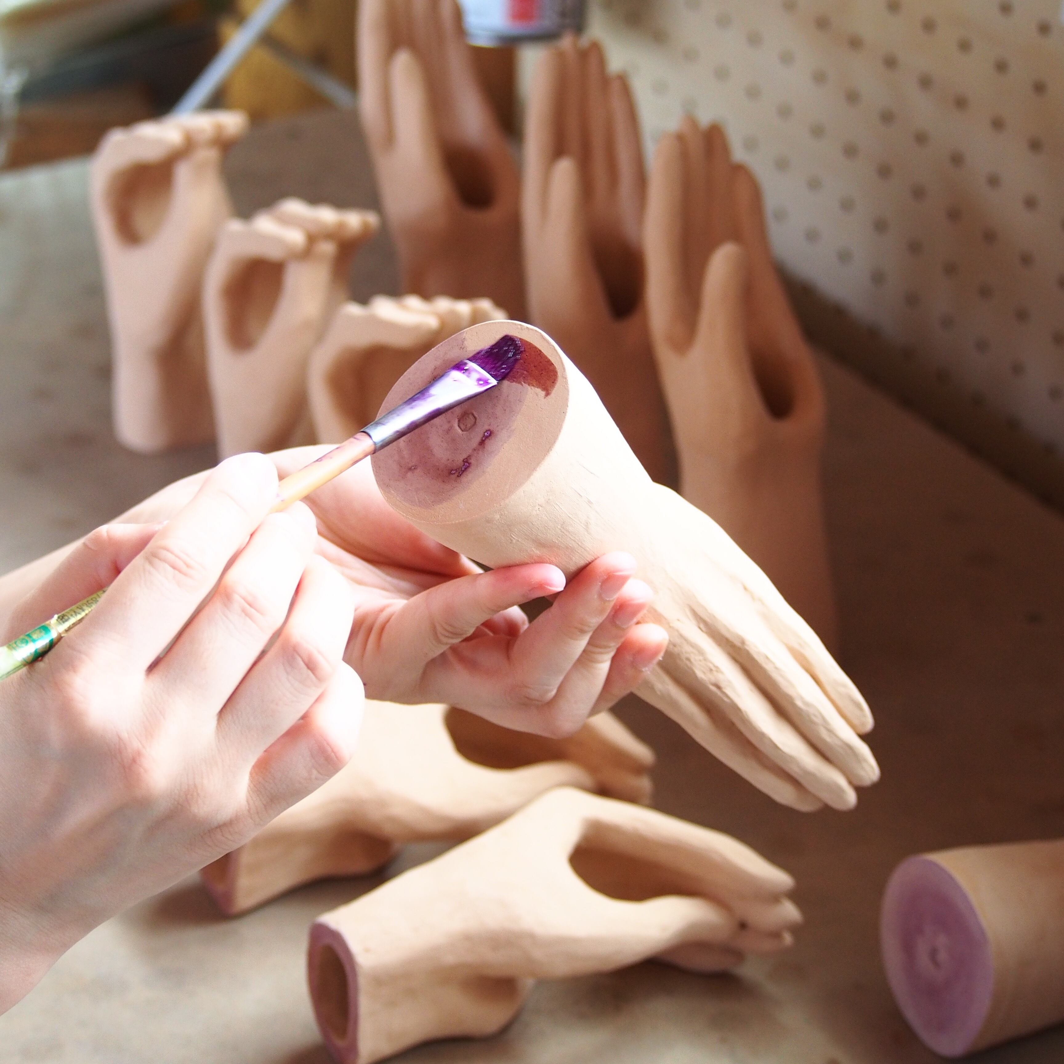 釉薬が掛からないように撥水剤を塗ります。