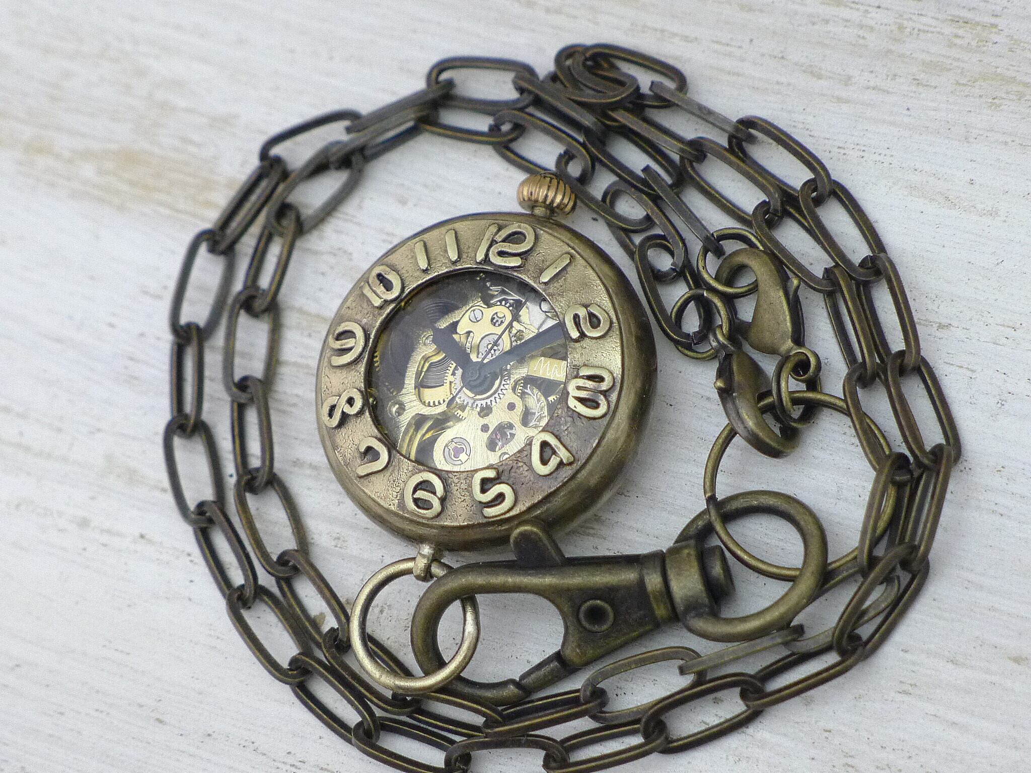 肉厚な甲丸ケースのコロンとしたフォルム