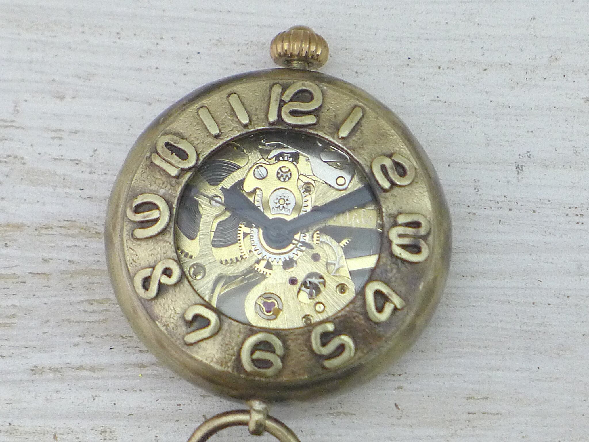 機械の動きが楽しめるスケルトン仕様