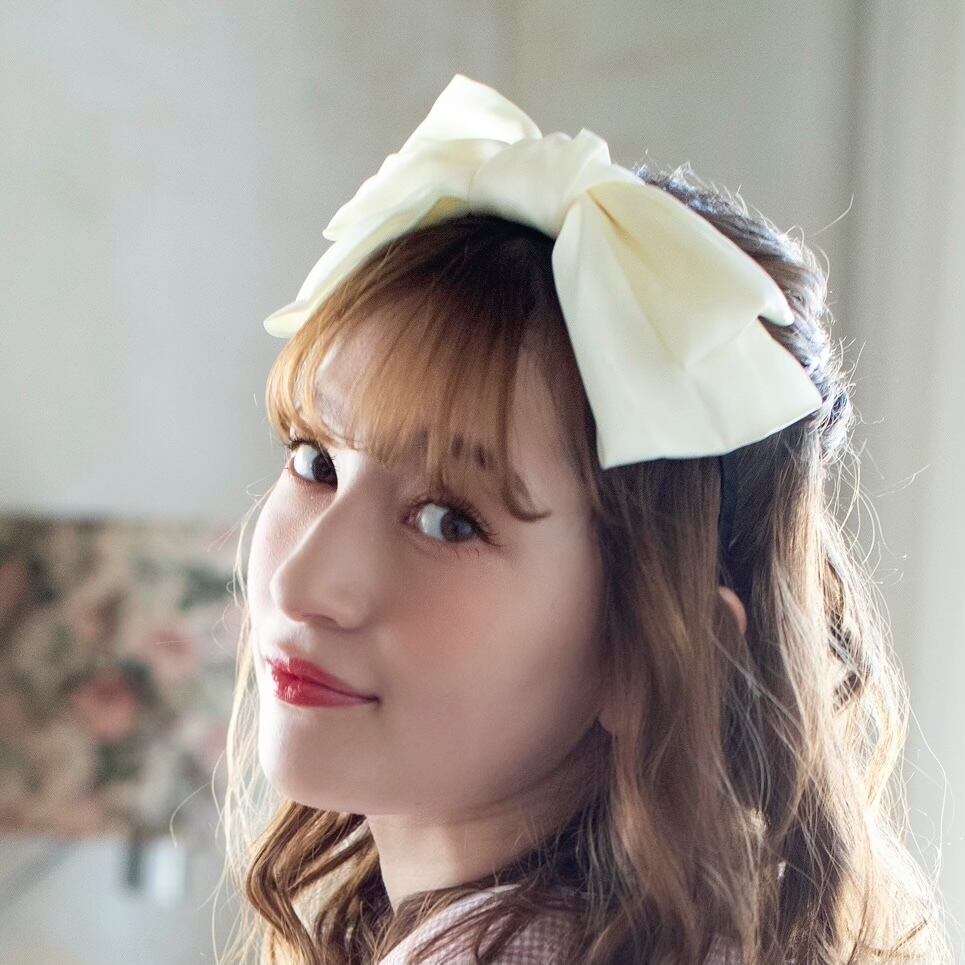 アイボリー着用。