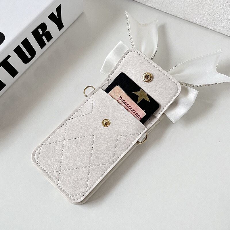 カード収納ポケットはボタンで閉められます