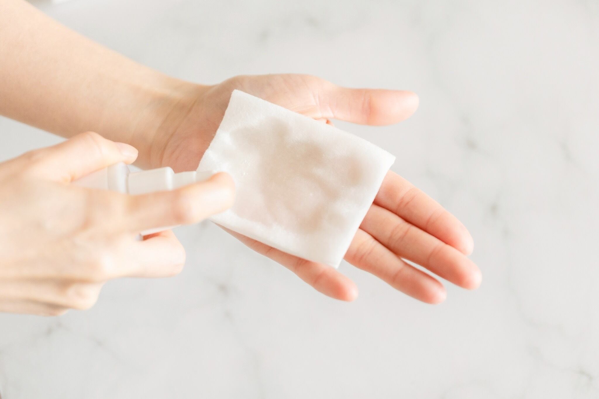 ①コットンに5〜6プッシュ、ローションを浸す