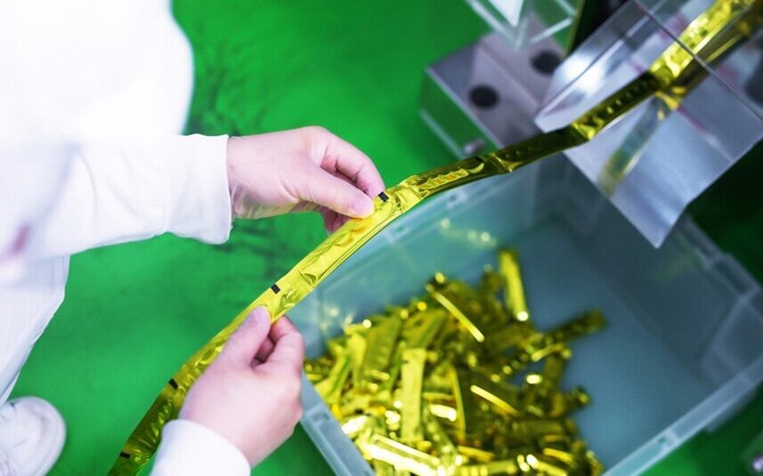 04　製品検査＆充填 製品規格に準じて安全性を基に製造。衛生管理が徹底されたルームで充填。