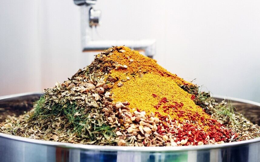 01　こだわりの原材料　野草・野菜・果物・海藻など厳選された80種類の原材料を使用。