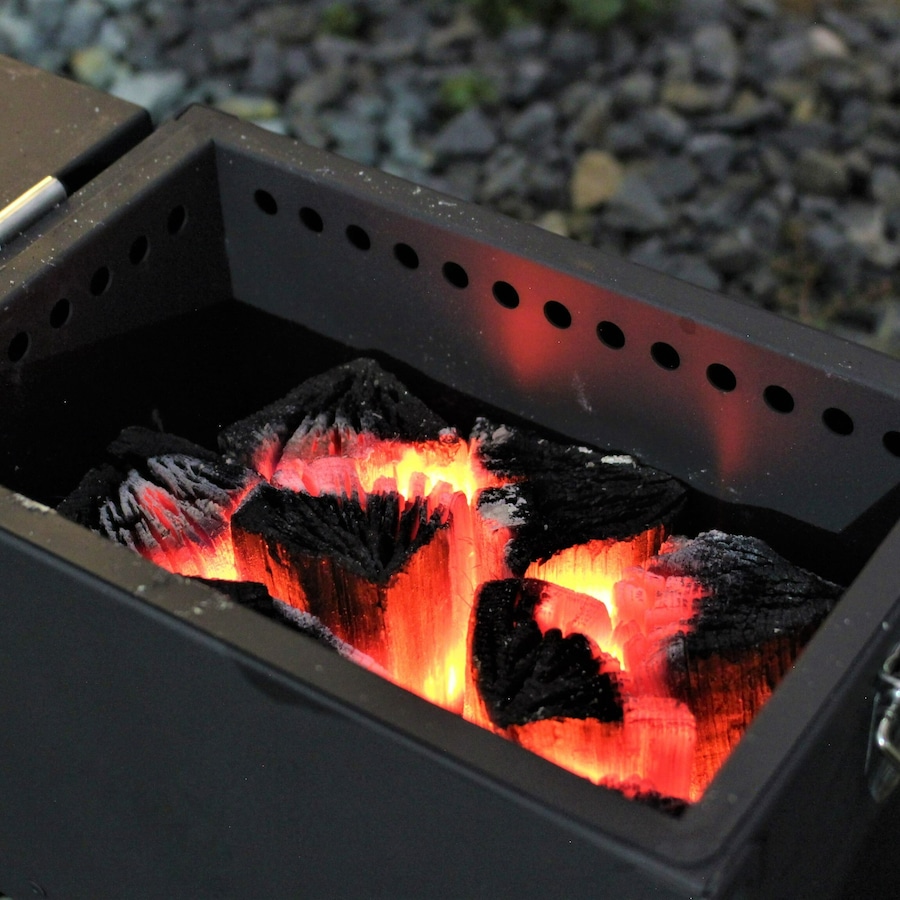 燼[ZIN]ソロ＆谷地林業の黒炭で力強い炭火を実現