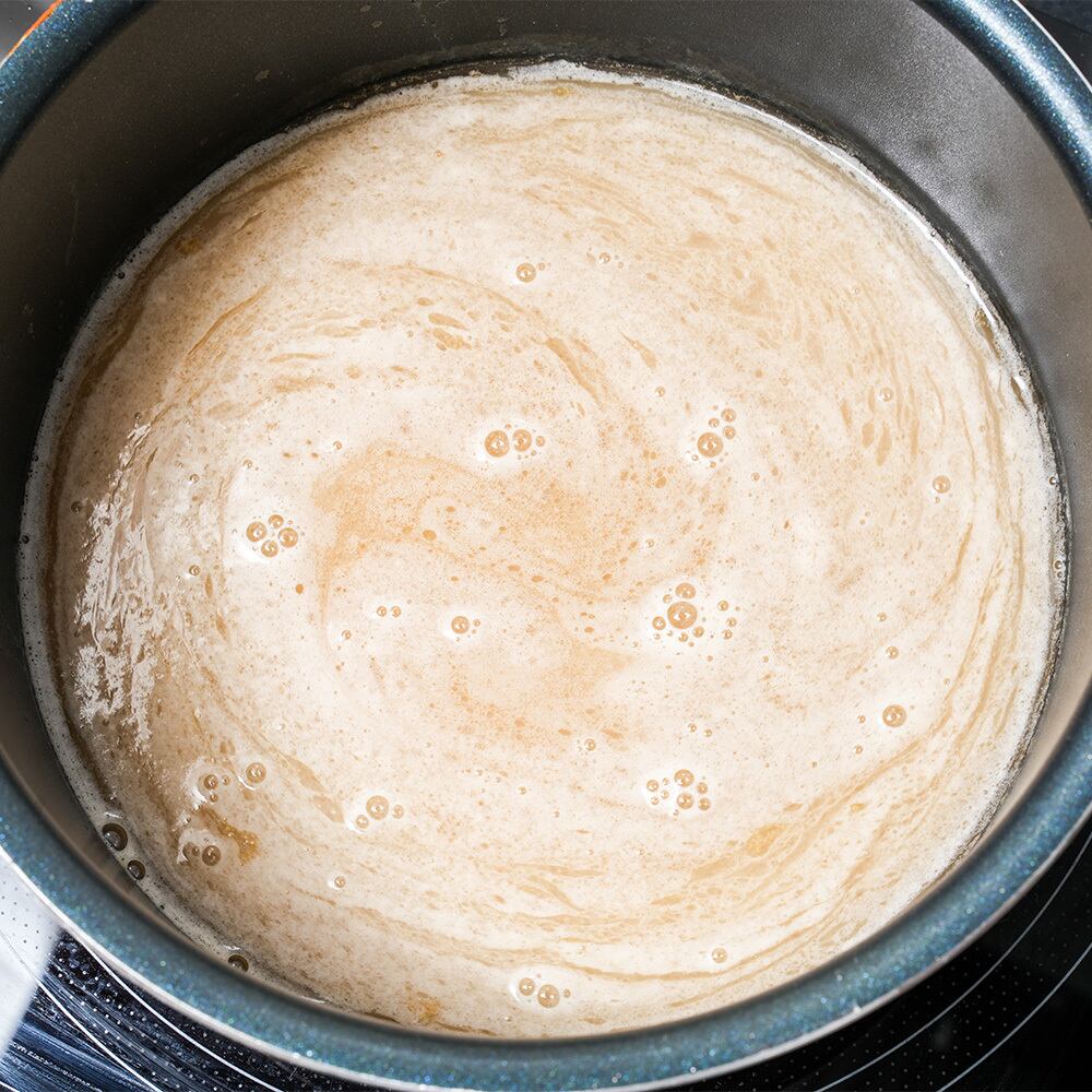 スープパックを空の鍋に移してあたためる