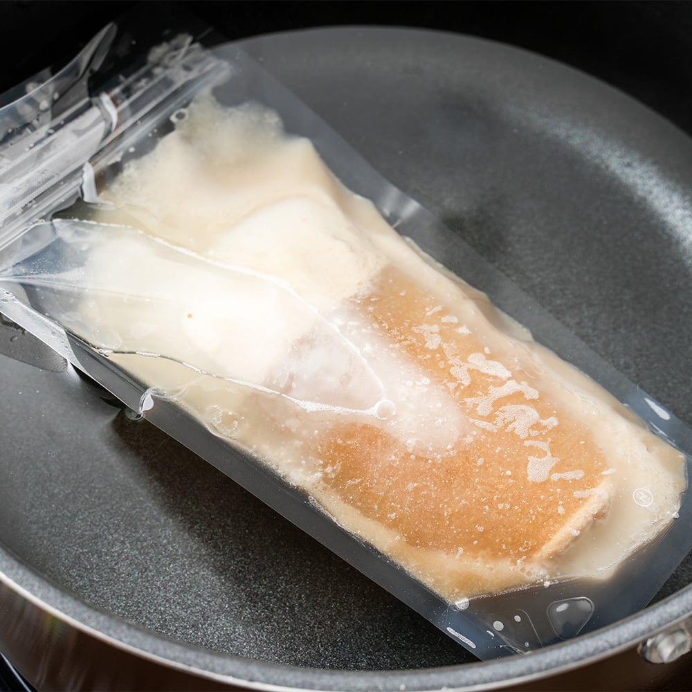 沸騰したお湯でスープを湯せん