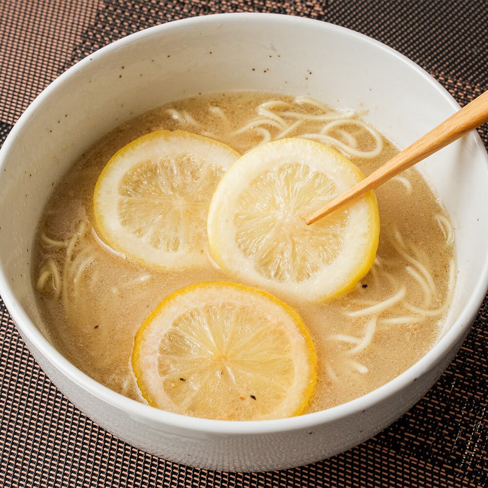 レモンスライスを盛り付ける