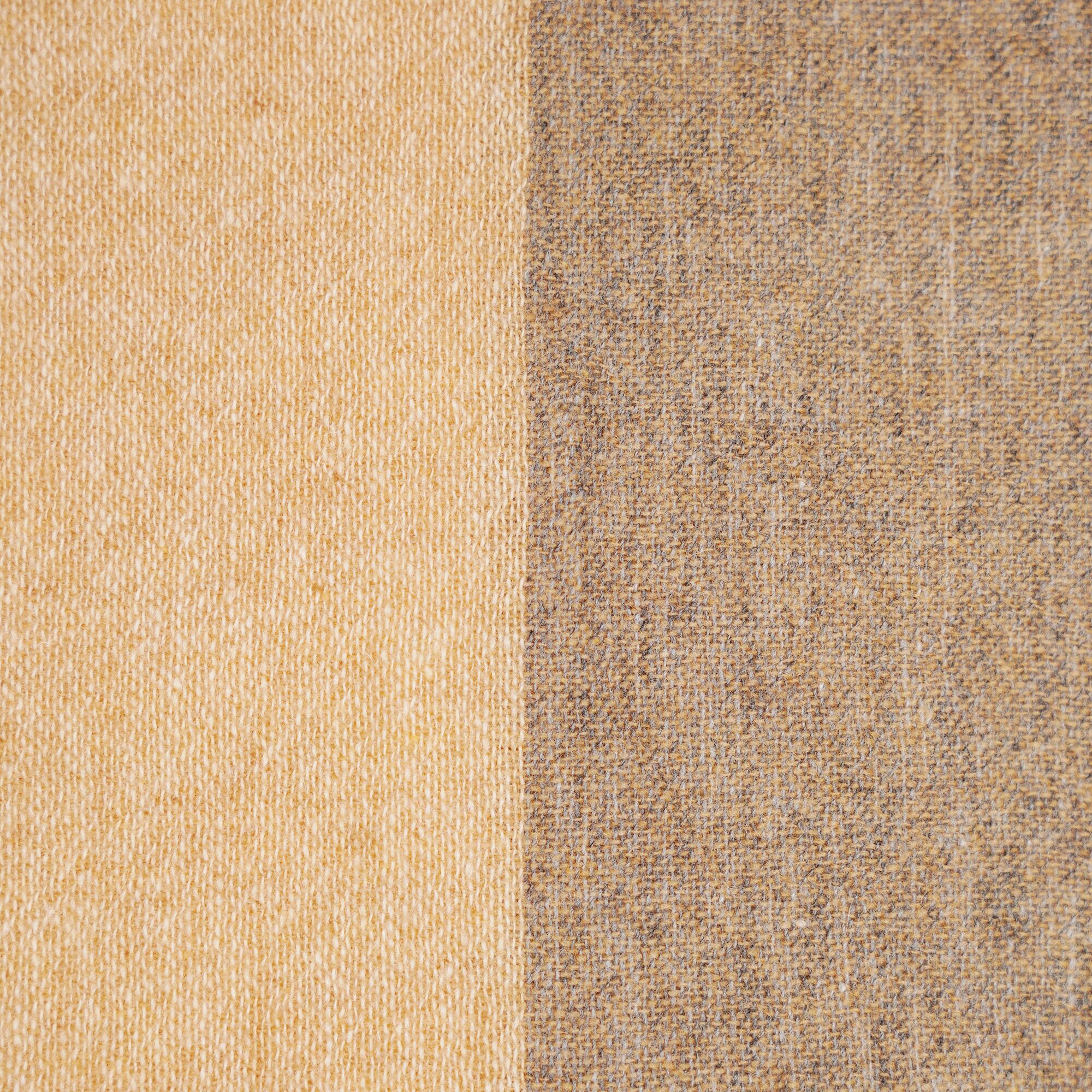 イエローベージュ