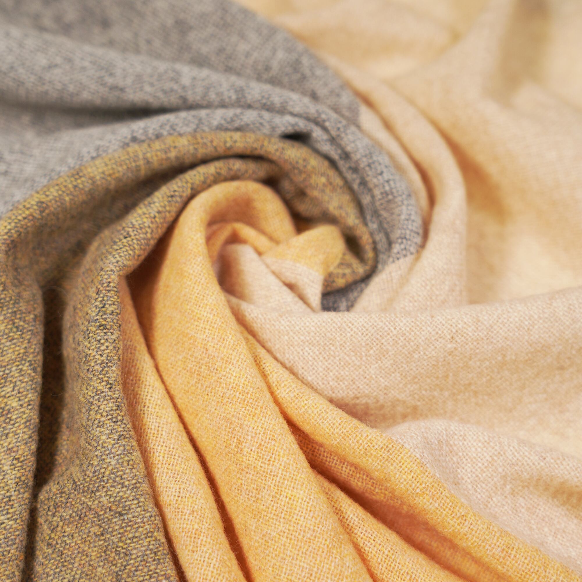 イエローベージュ