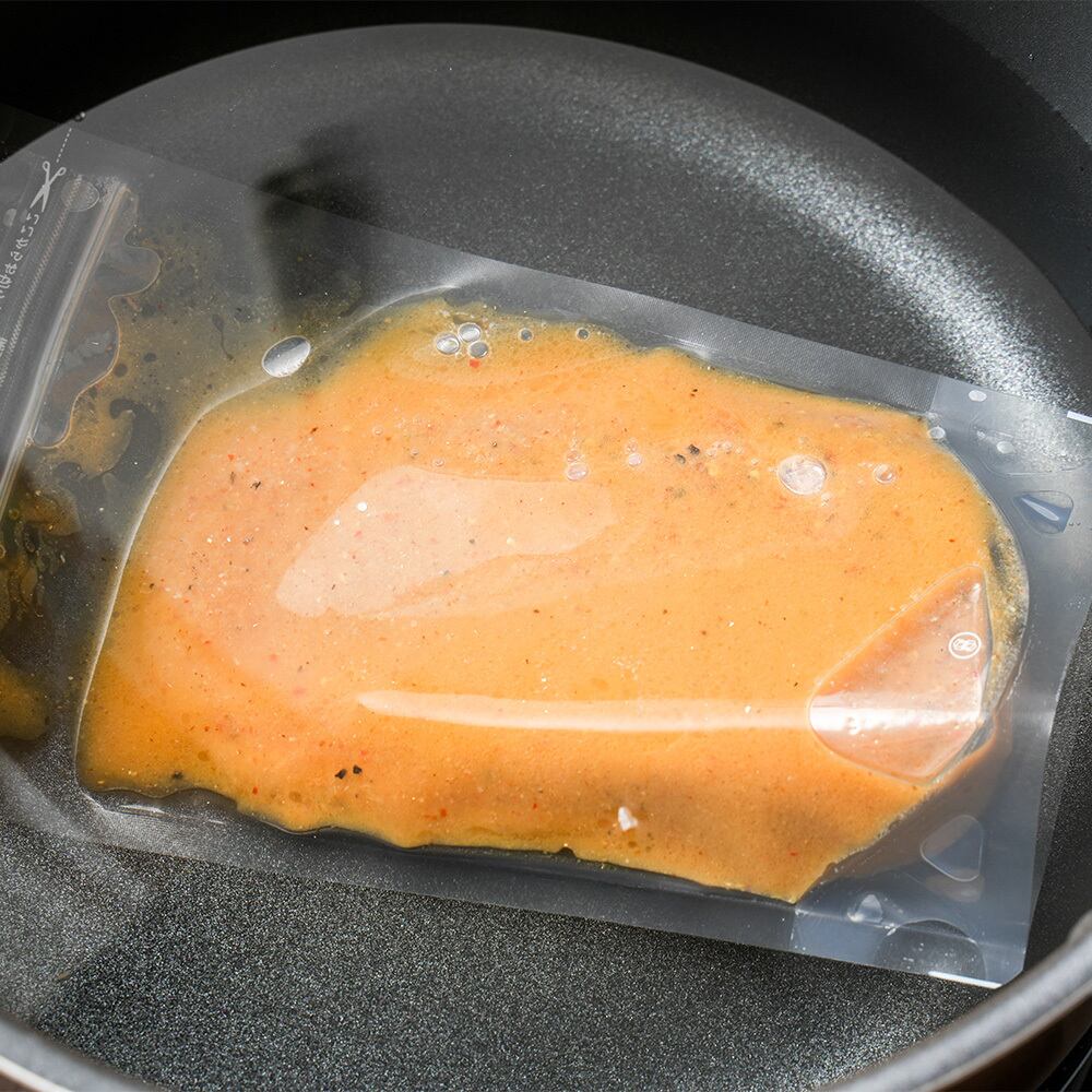 沸騰したお湯でスープを湯せん