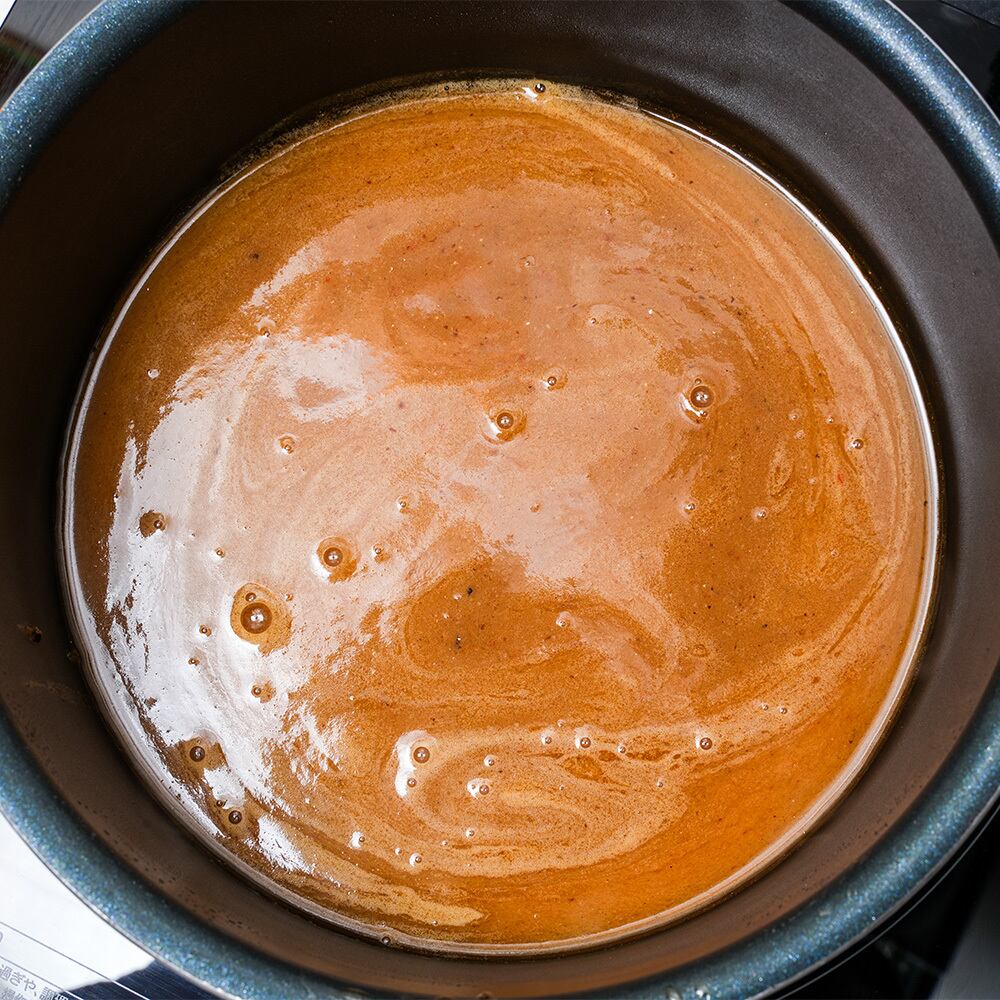 スープパックを空の鍋に移してあたためる