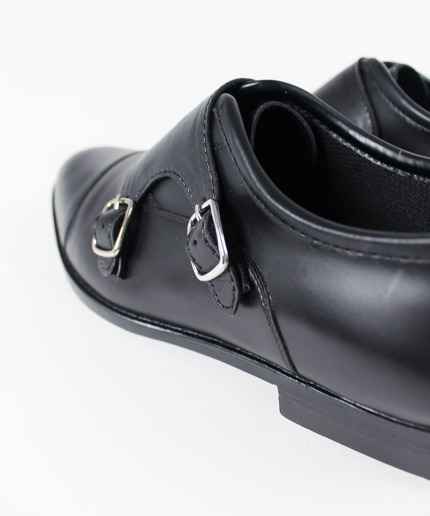 ストラップの裏に伸縮性ゴムが施してあるので、着用もスムーズ