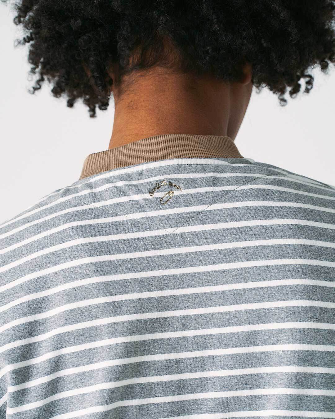 背面にswitchwearロゴ刺繍