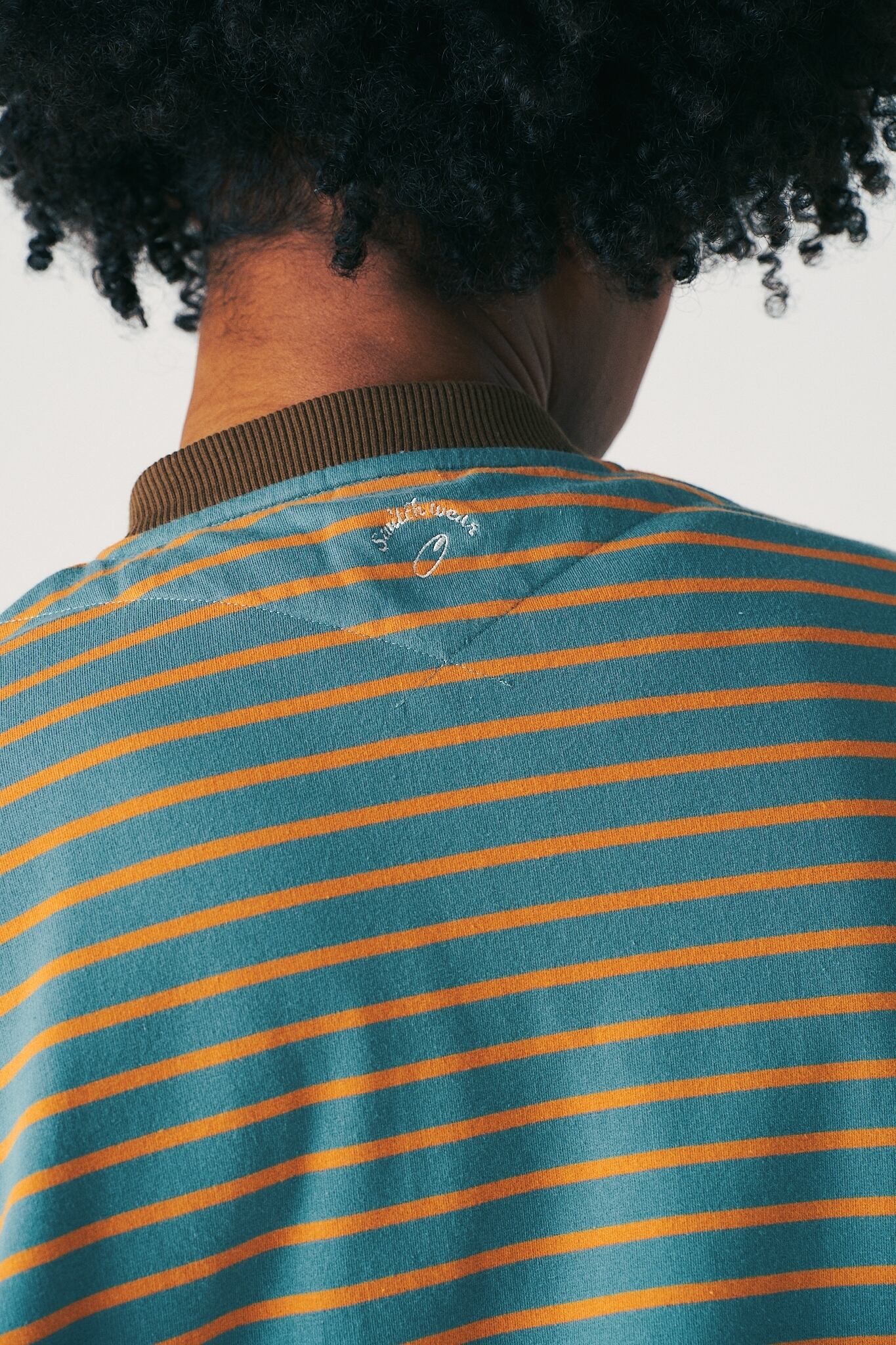 背面にswitchwearロゴ刺繍