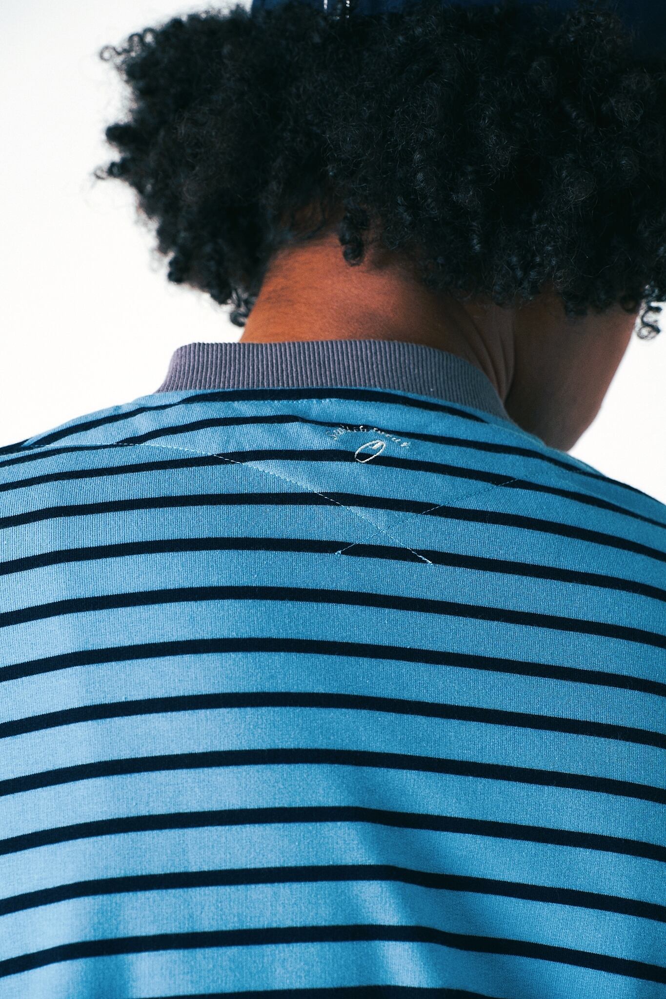 背面にswitchwearロゴ刺繍