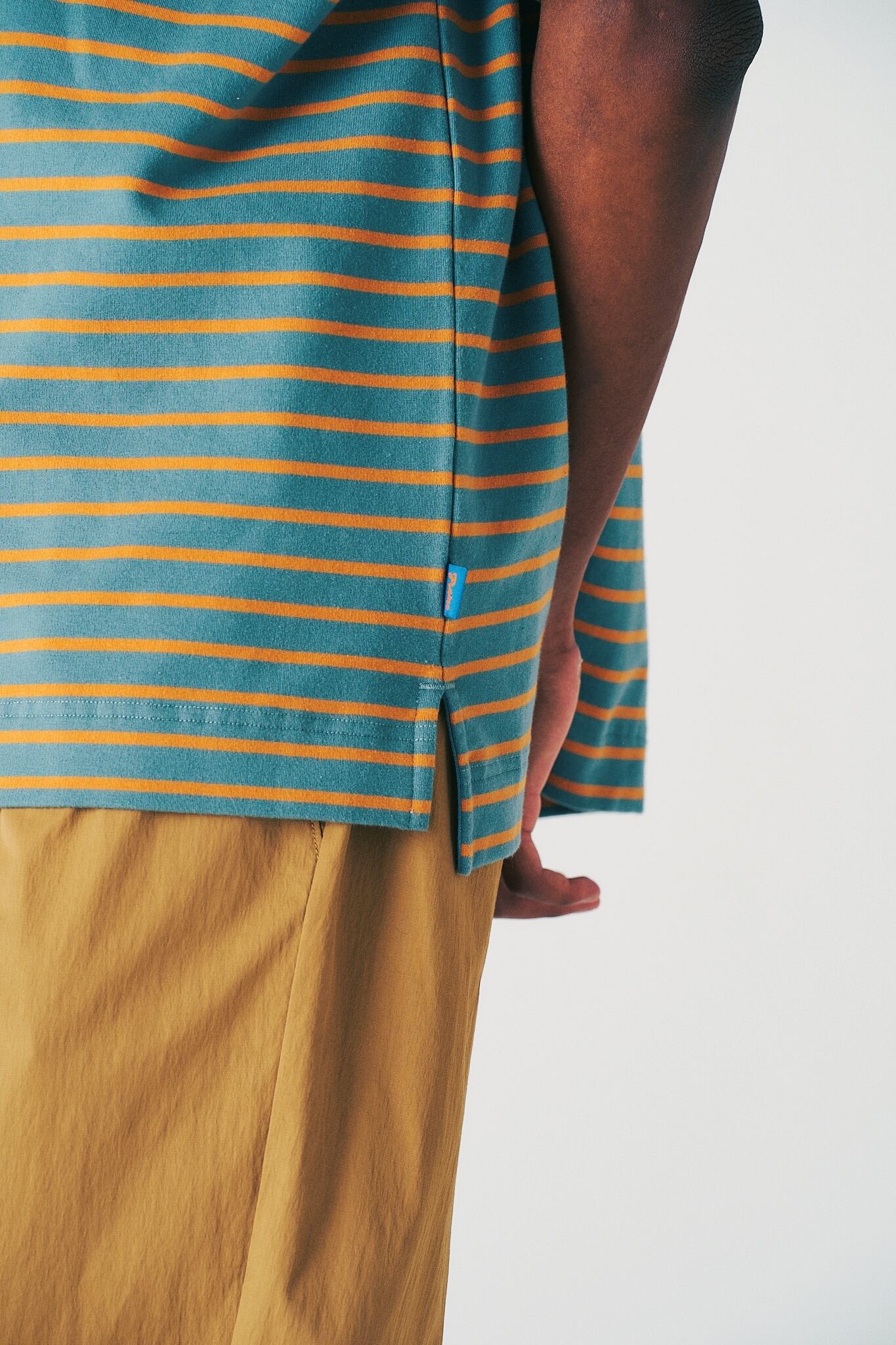 オーバーシャツとして使いやすいスリット仕様