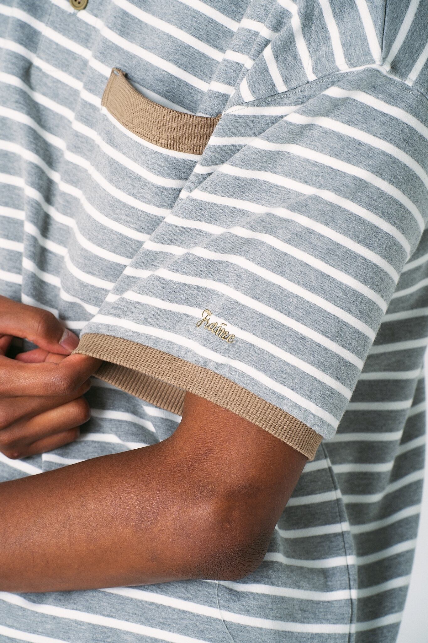 袖口リブ、Frameロゴ刺繍