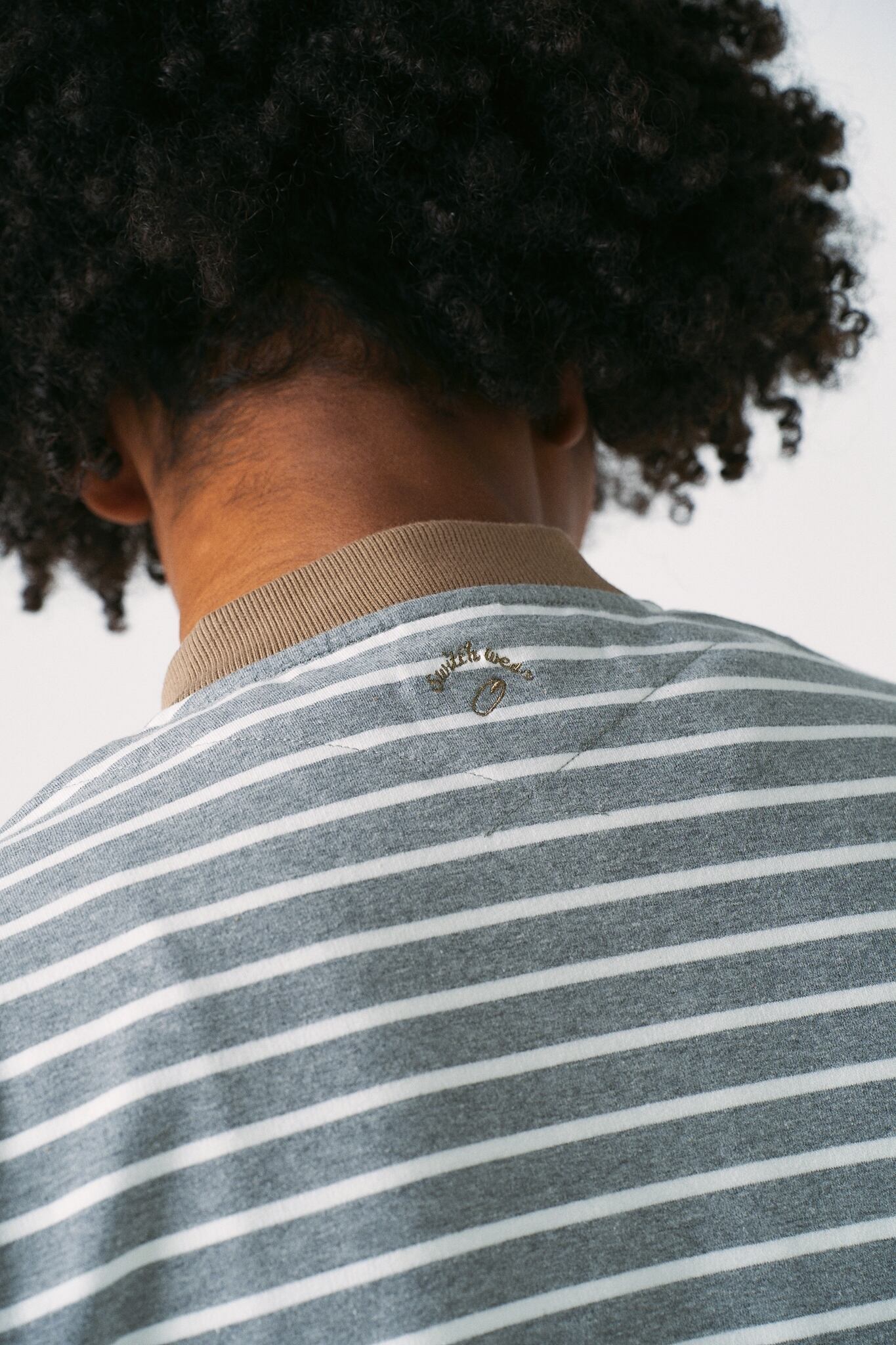 背面にFrameロゴ刺繍