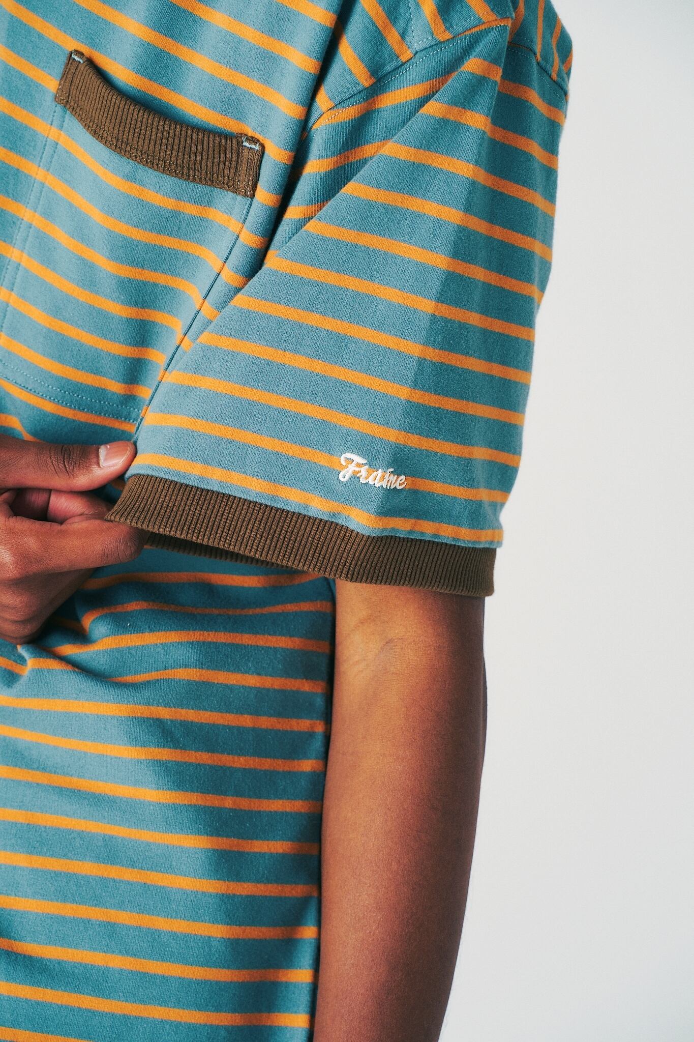 袖口リブ、Frameロゴ刺繍