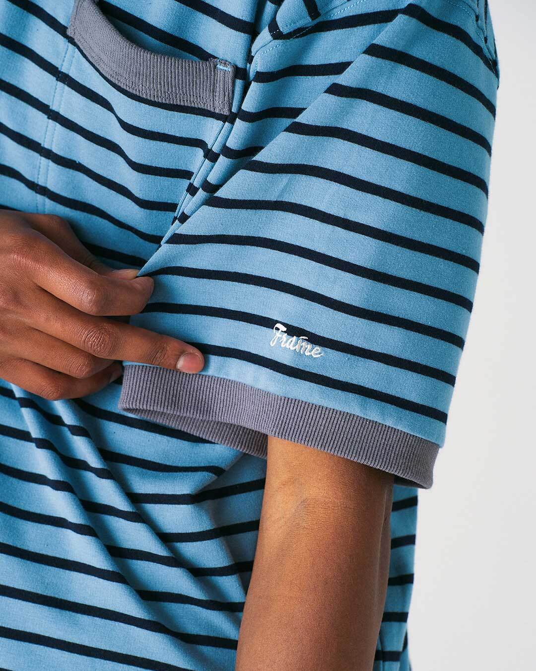袖口リブ、Frameロゴ刺繍