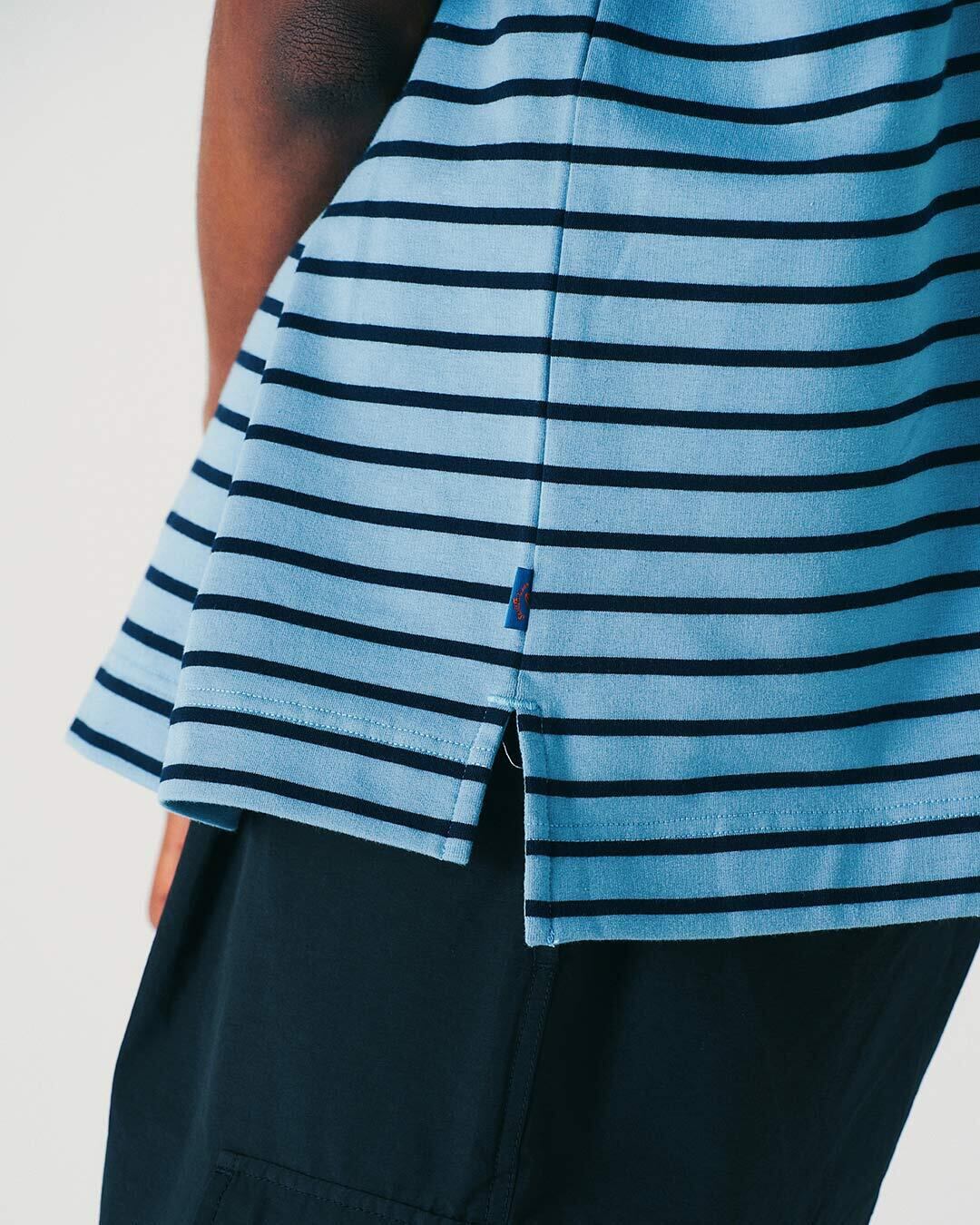 オーバーシャツとして使いやすいスリット仕様