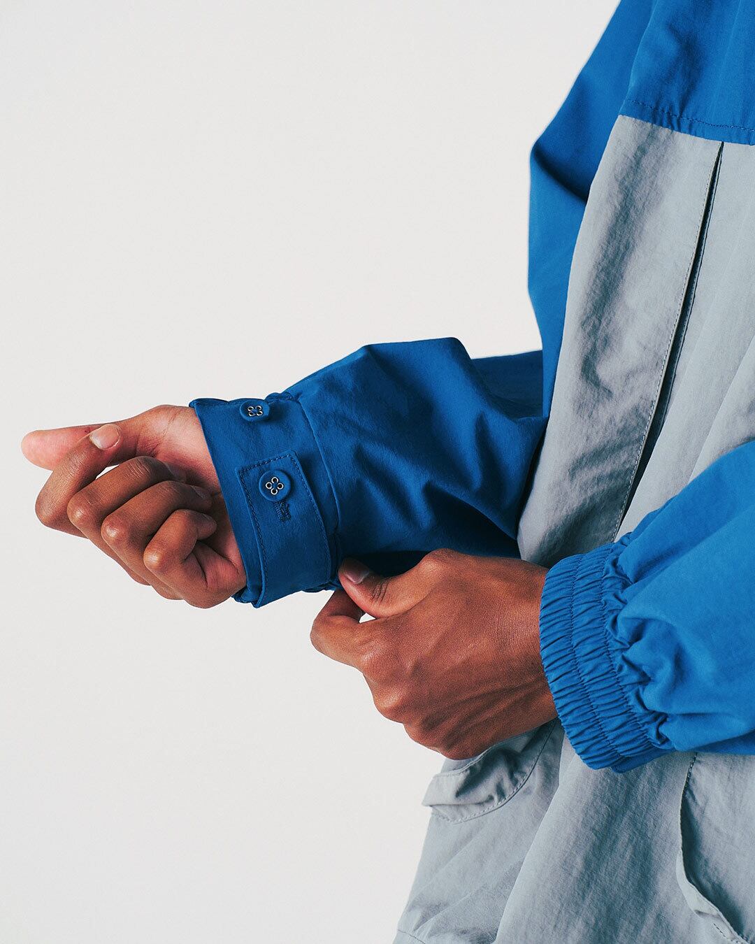 ボタンで袖口サイズ調整