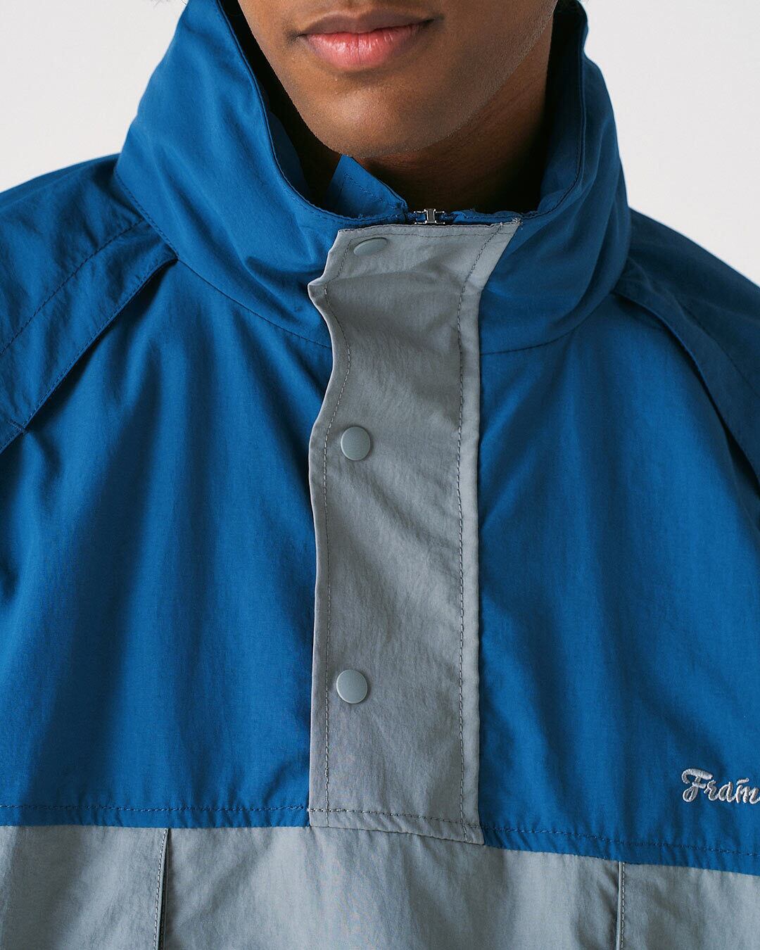 スナップボタン、ジップアップ仕様。