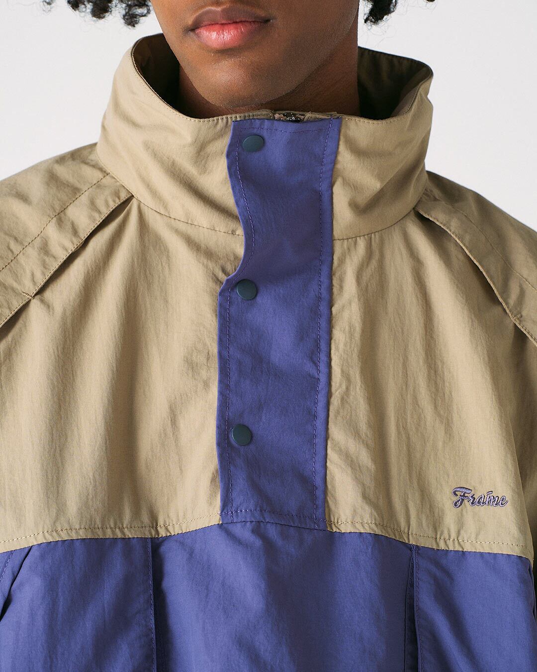 スナップボタン、ジップアップ仕様。