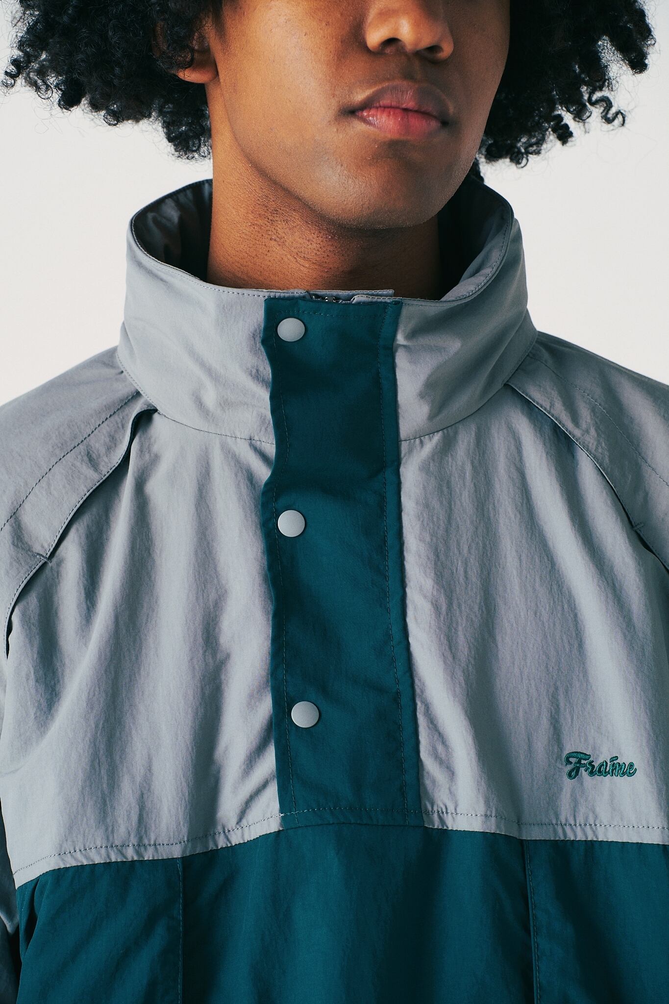 スナップボタン、ジップアップ仕様。