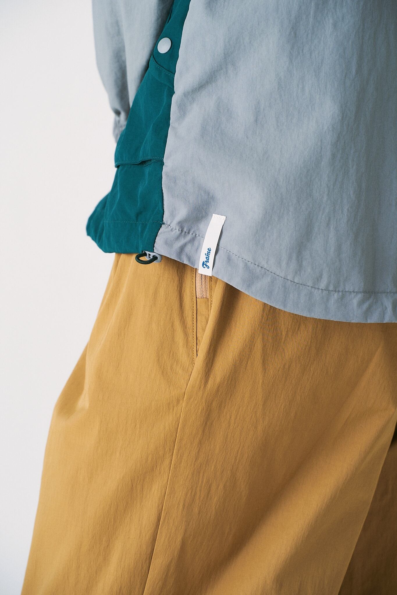 ゴムで裾のシルエット調整可能