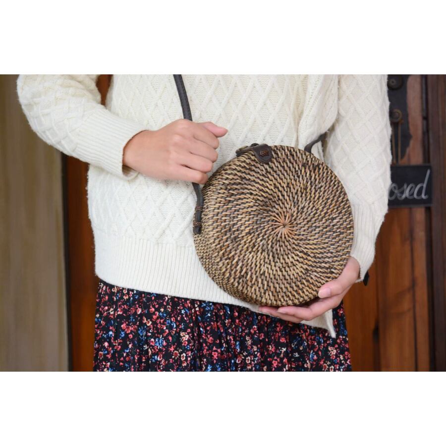 季節を問わず使えるダークブラウン