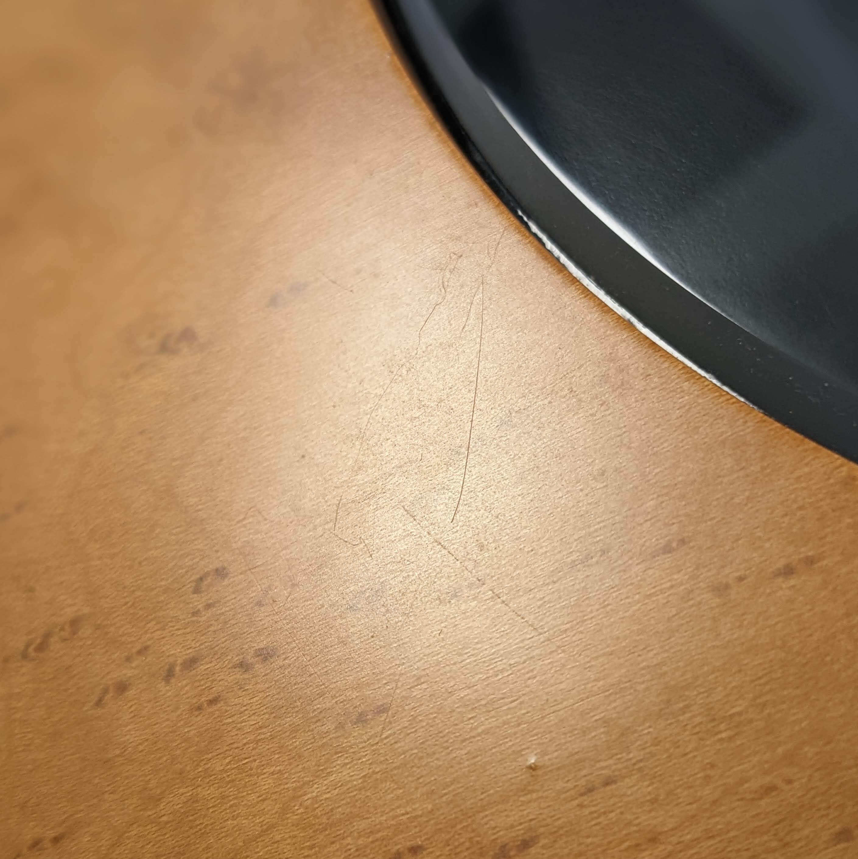 木枠の細かい傷。目を凝らすと見えます