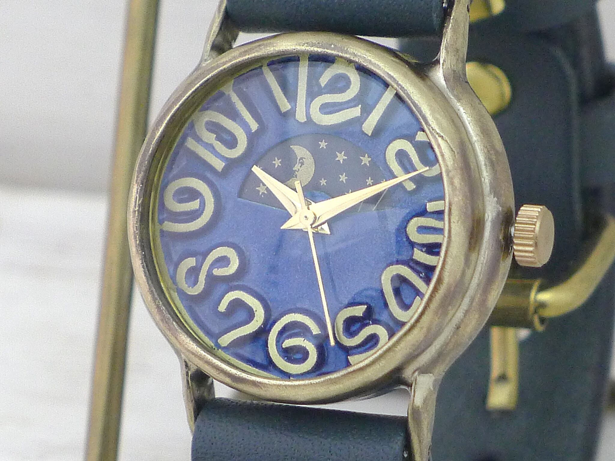 夜の時間帯は月が現れます