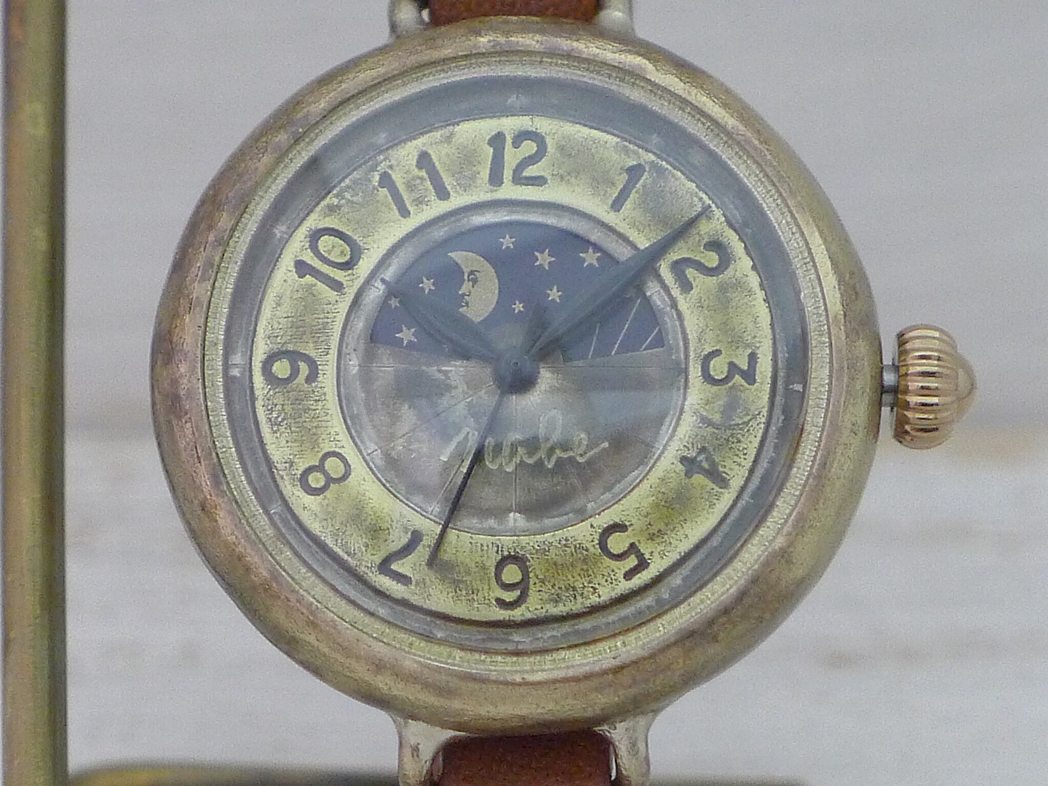 夜の時間帯は月が現れます