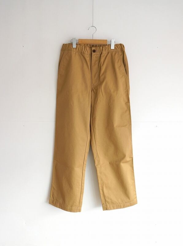 カーキベージュ