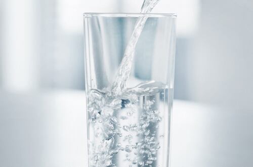 水・炭酸水で割る