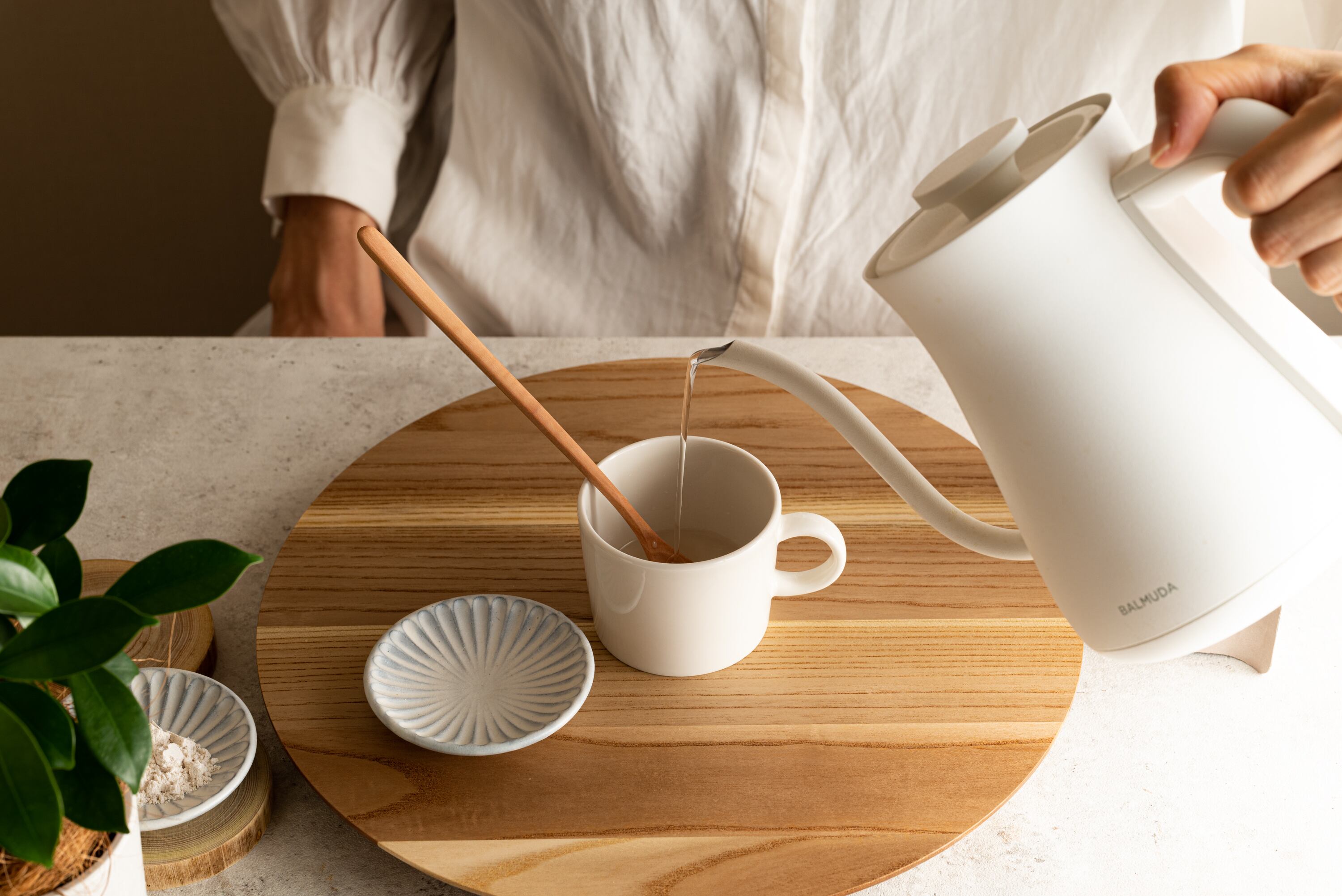 ③熱湯を注ぐ（100ml程度）