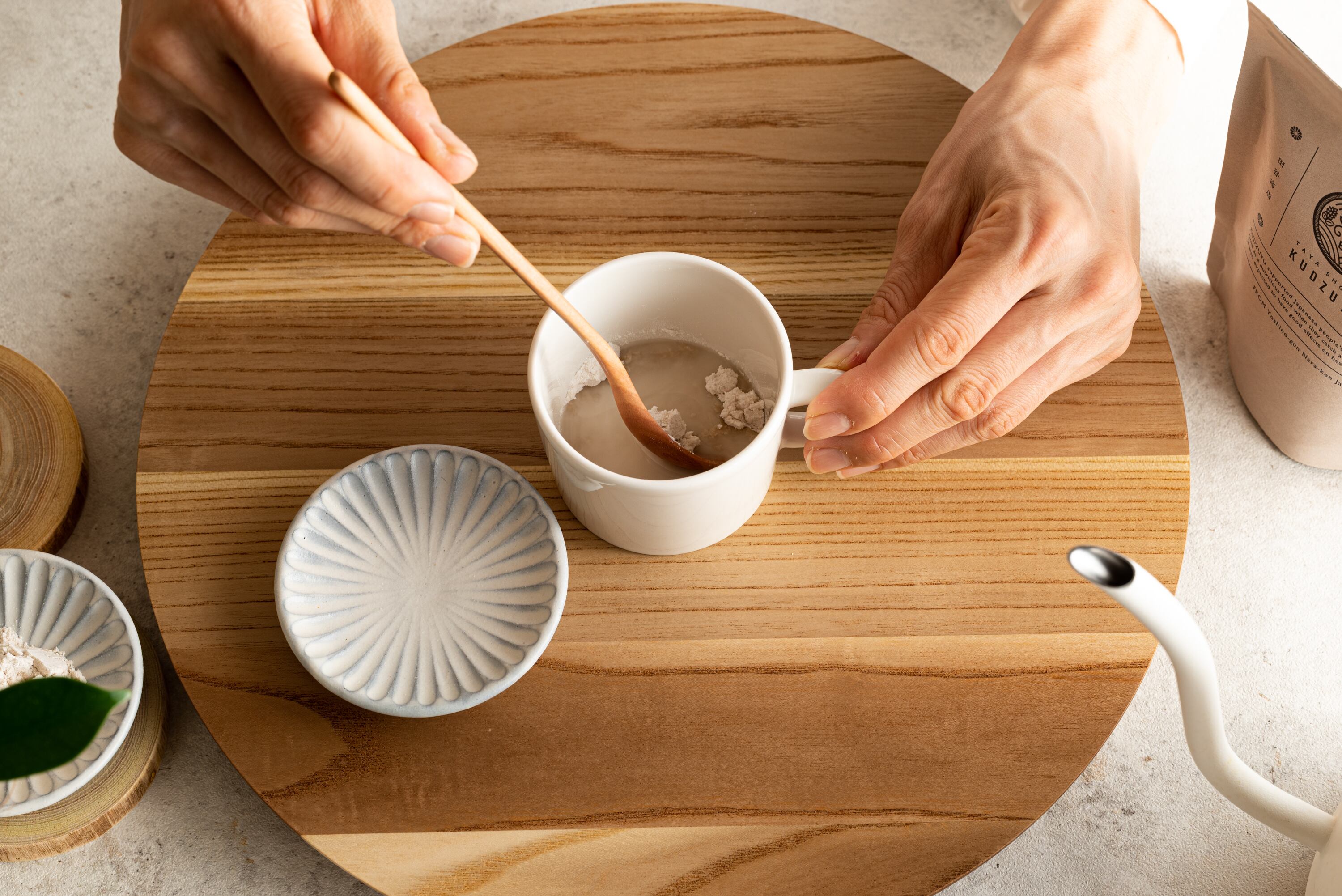 ②少量の水で粉を溶かす（小さじ2、10ml程度）