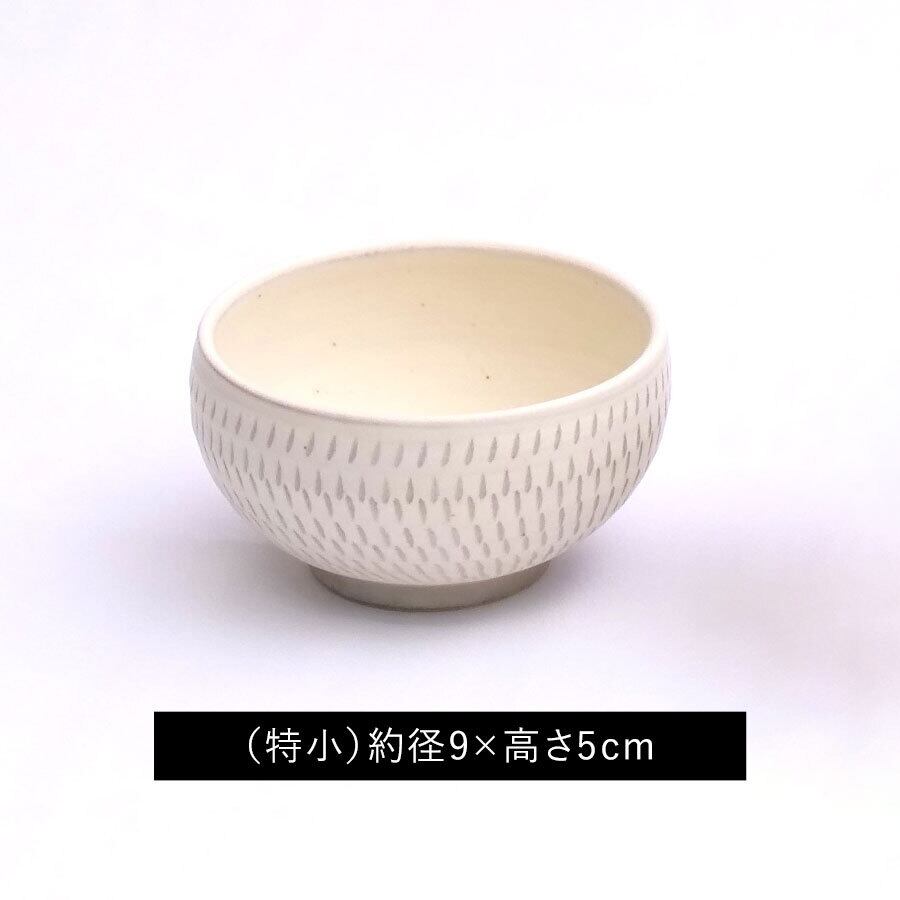 離乳食は「特小」で。食材をすくいやすいように縁が内側に入っている